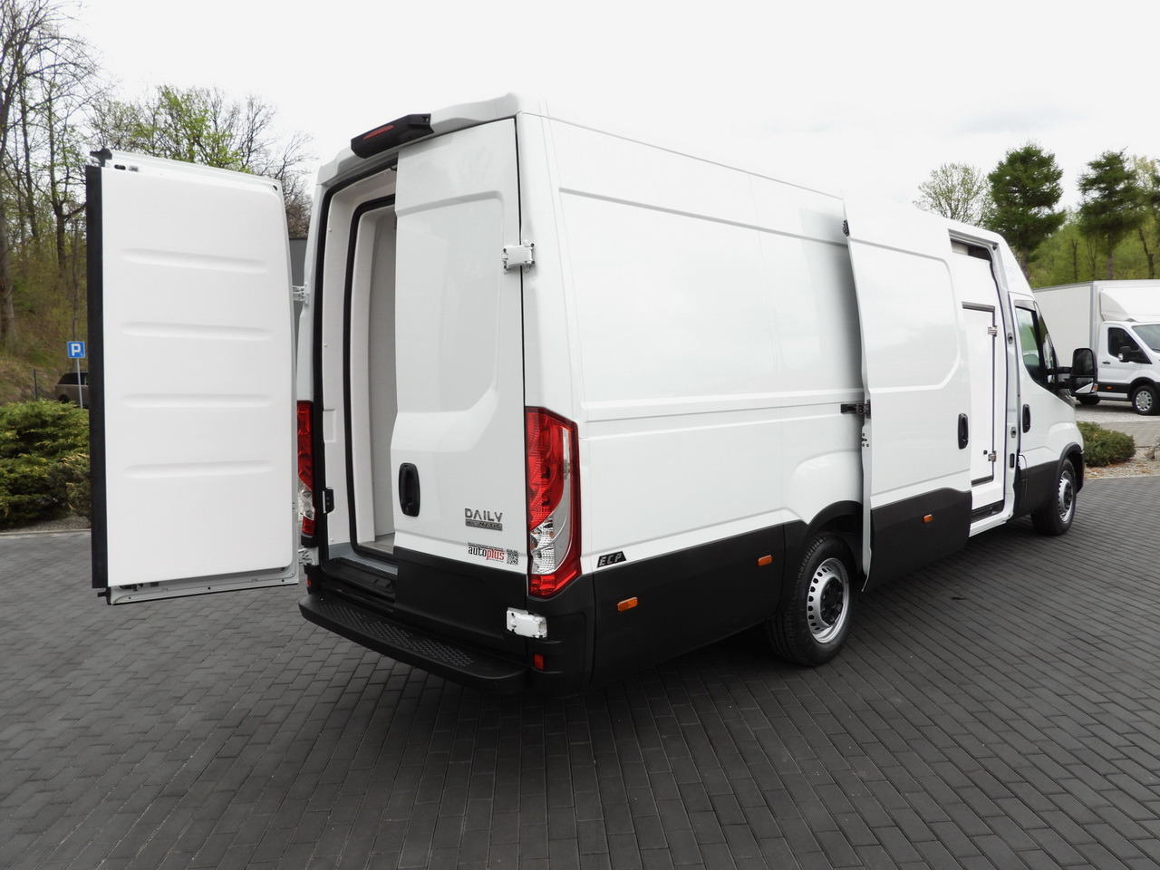 IVECO DAILY 35S14 REFRIGERATOR VAN 0*C POWER SUPPLY 230V CRUISE CONTROL AUTOMATIC TRANSMISSION HI-MATIC AIR CONDITIONING 140HP - Dostavno vozilo hladnjača: slika 3 IVECO DAILY 35S14 REFRIGERATOR VAN 0*C POWER SUPPLY 230V CRUISE CONTROL AUTOMATIC TRANSMISSION HI-MATIC AIR CONDITIONING 140HP - Dostavno vozilo hladnjača: slika 3