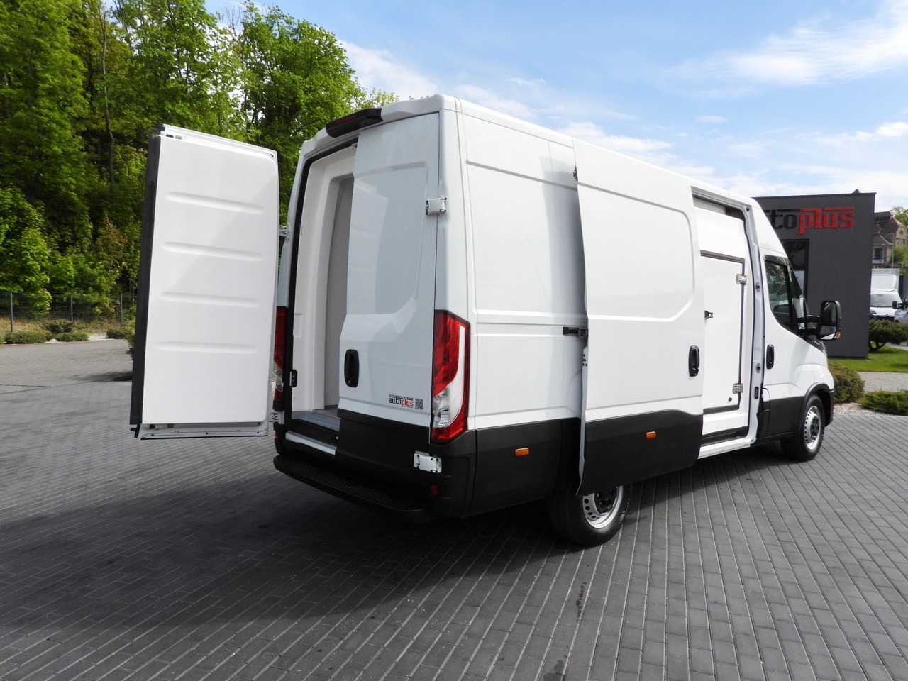 IVECO DAILY 35S14 REFRIGERATOR VAN -10*C POWER SUPPLY 230V CRUISE CONTROL AUTOMATIC TRANSMISSION HI-MATIC AIR CONDITIONING 140HP - Dostavno vozilo hladnjača: slika 3 IVECO DAILY 35S14 REFRIGERATOR VAN -10*C POWER SUPPLY 230V CRUISE CONTROL AUTOMATIC TRANSMISSION HI-MATIC AIR CONDITIONING 140HP - Dostavno vozilo hladnjača: slika 3