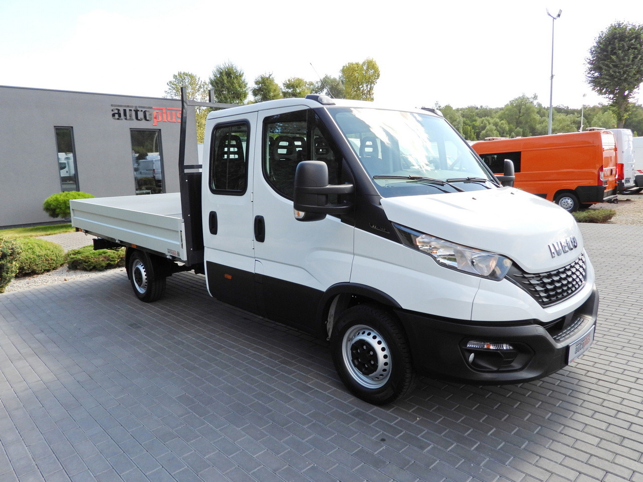 IVECO DAILY 35S14 STAKE BODY DOUBLE CABIN DOKA 7 SEATS CRUISE CONTROL AIR CONDITIONING 135HP - Dostavno vozilo s ravnom platformom: slika 4 IVECO DAILY 35S14 STAKE BODY DOUBLE CABIN DOKA 7 SEATS CRUISE CONTROL AIR CONDITIONING 135HP - Dostavno vozilo s ravnom platformom: slika 4