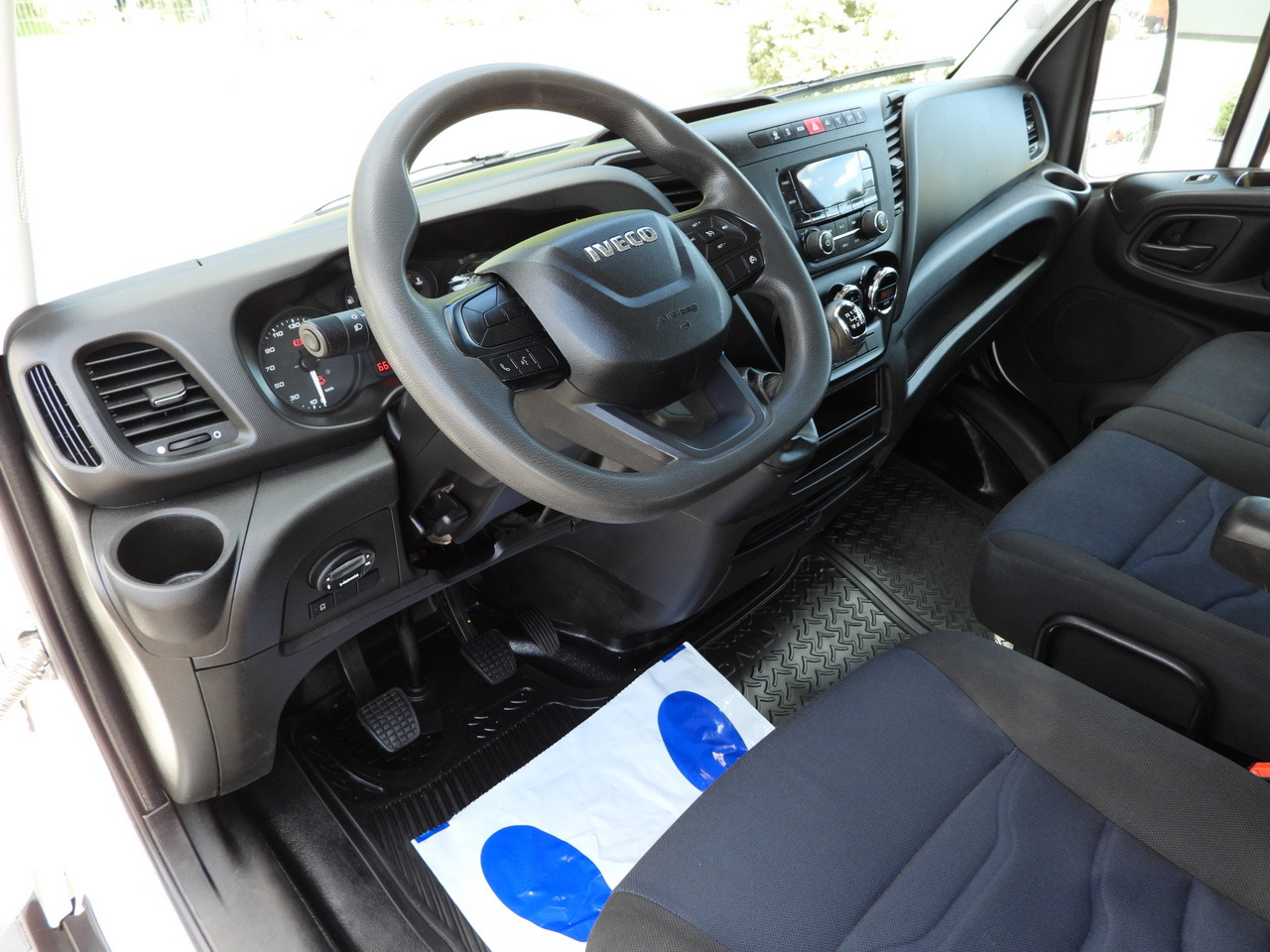 IVECO DAILY 35S14 STAKE BODY DOUBLE CABIN DOKA 7 SEATS CRUISE CONTROL AIR CONDITIONING 135HP - Dostavno vozilo s ravnom platformom: slika 2 IVECO DAILY 35S14 STAKE BODY DOUBLE CABIN DOKA 7 SEATS CRUISE CONTROL AIR CONDITIONING 135HP - Dostavno vozilo s ravnom platformom: slika 2