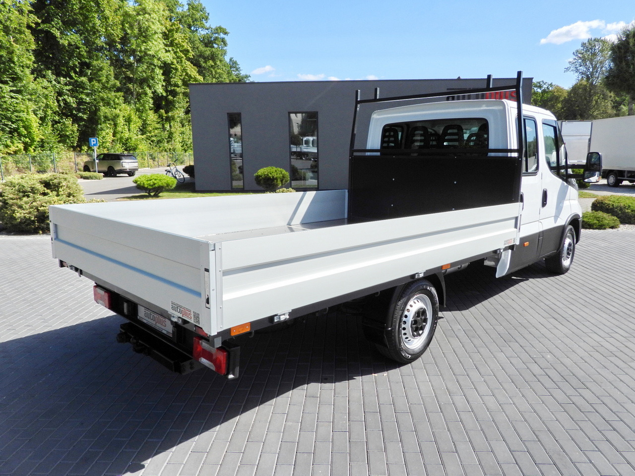 IVECO DAILY 35S14 STAKE BODY DOUBLE CABIN DOKA 7 SEATS CRUISE CONTROL AIR CONDITIONING 135HP - Dostavno vozilo s ravnom platformom: slika 3 IVECO DAILY 35S14 STAKE BODY DOUBLE CABIN DOKA 7 SEATS CRUISE CONTROL AIR CONDITIONING 135HP - Dostavno vozilo s ravnom platformom: slika 3