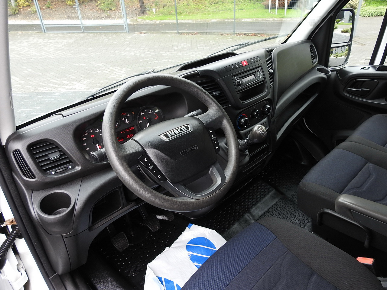 IVECO DAILY 35S15 STAKE BODY DOUBLE CABIN DOKA 7 SEATS AIR CONDITIONING 150HP - Dostavno vozilo s ravnom platformom: slika 2 IVECO DAILY 35S15 STAKE BODY DOUBLE CABIN DOKA 7 SEATS AIR CONDITIONING 150HP - Dostavno vozilo s ravnom platformom: slika 2