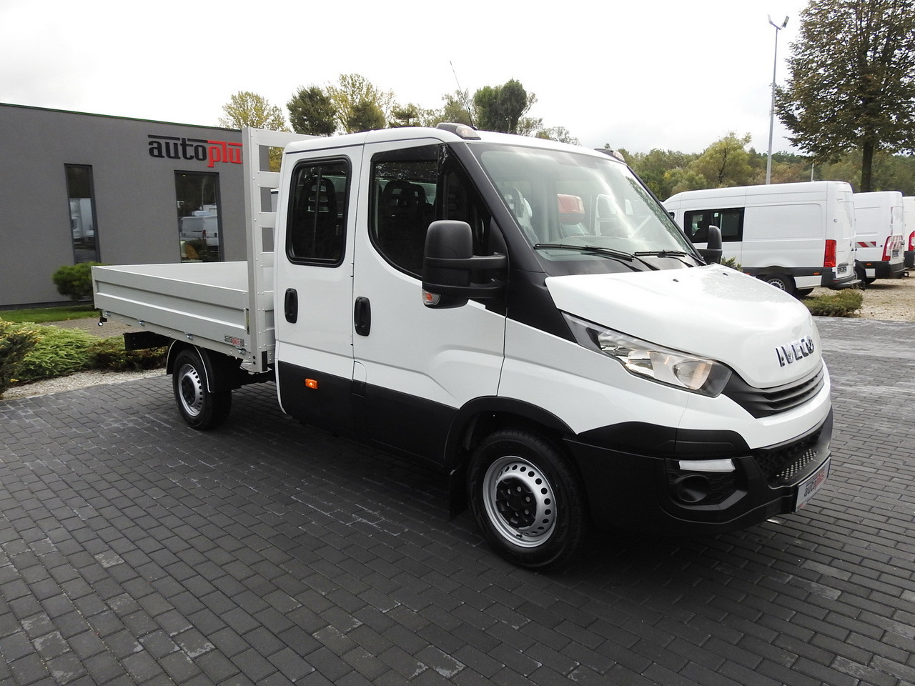 IVECO DAILY 35S15 STAKE BODY DOUBLE CABIN DOKA 7 SEATS AIR CONDITIONING 150HP - Dostavno vozilo sa duplom kabinom: slika 4 IVECO DAILY 35S15 STAKE BODY DOUBLE CABIN DOKA 7 SEATS AIR CONDITIONING 150HP - Dostavno vozilo sa duplom kabinom: slika 4