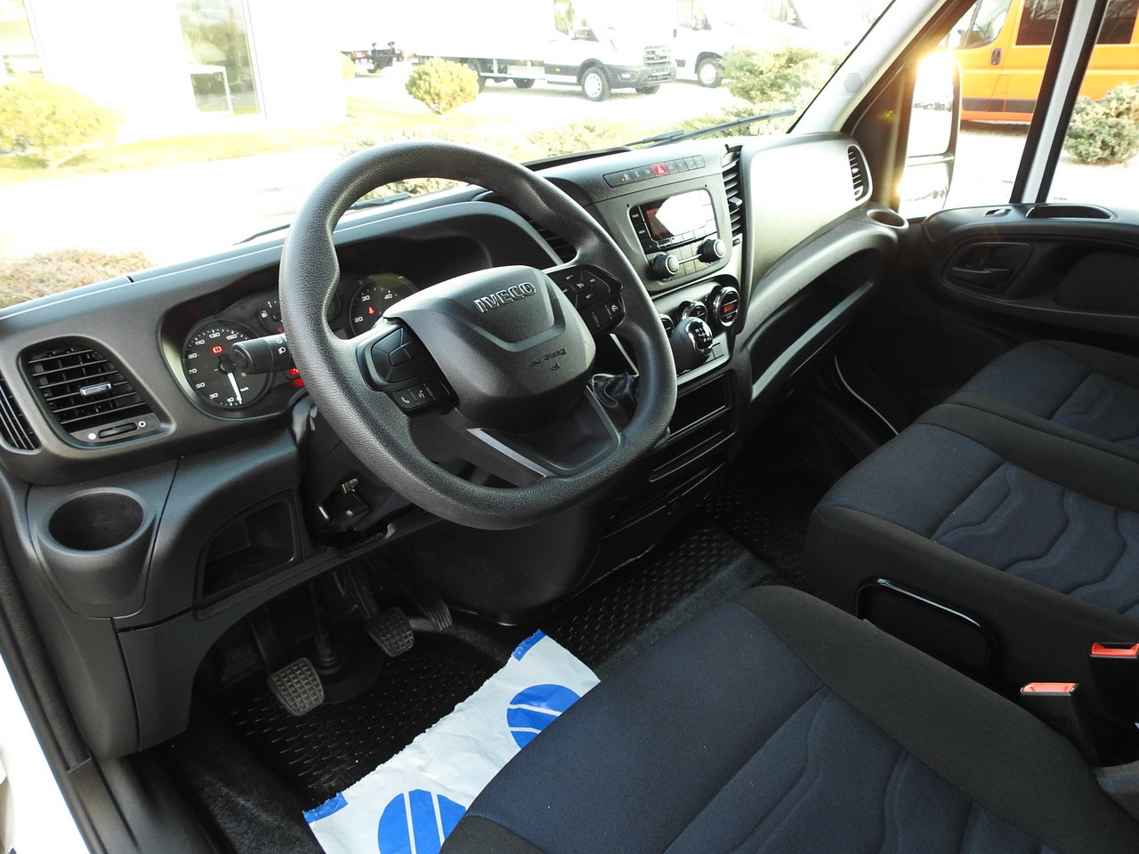 IVECO DAILY 35S16 BOX LIFT 8 PALLETS CRUISE CONTROL AIR CONDITIONING TWIN WHEELS 160HP - Dostavno vozilo sa zatvorenim sandukom: slika 2 IVECO DAILY 35S16 BOX LIFT 8 PALLETS CRUISE CONTROL AIR CONDITIONING TWIN WHEELS 160HP - Dostavno vozilo sa zatvorenim sandukom: slika 2