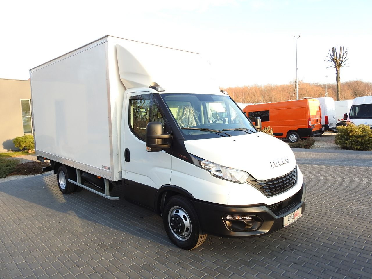 IVECO DAILY 35S16 BOX LIFT 8 PALLETS CRUISE CONTROL AIR CONDITIONING TWIN WHEELS 160HP - Dostavno vozilo hladnjača: slika 4 IVECO DAILY 35S16 BOX LIFT 8 PALLETS CRUISE CONTROL AIR CONDITIONING TWIN WHEELS 160HP - Dostavno vozilo hladnjača: slika 4