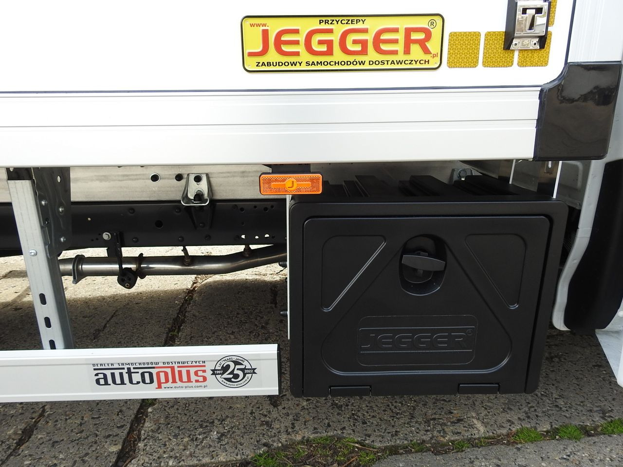 Novu Dostavno vozilo hladnjača IVECO DAILY 35S16 NEW REGRIGERATOR BOX -10*C 8 PALLETS HEATING FUNCTION POWER SUPPLY 230V CRUISE CONTROL AIR CONDITIONING 160HP: slika 25