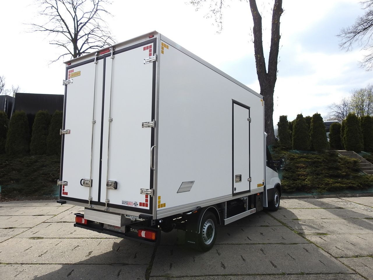 IVECO DAILY 35S16 NEW REGRIGERATOR BOX -10*C 8 PALLETS HEATING FUNCTION POWER SUPPLY 230V CRUISE CONTROL AIR CONDITIONING 160HP - Dostavno vozilo hladnjača: slika 3 IVECO DAILY 35S16 NEW REGRIGERATOR BOX -10*C 8 PALLETS HEATING FUNCTION POWER SUPPLY 230V CRUISE CONTROL AIR CONDITIONING 160HP - Dostavno vozilo hladnjača: slika 3