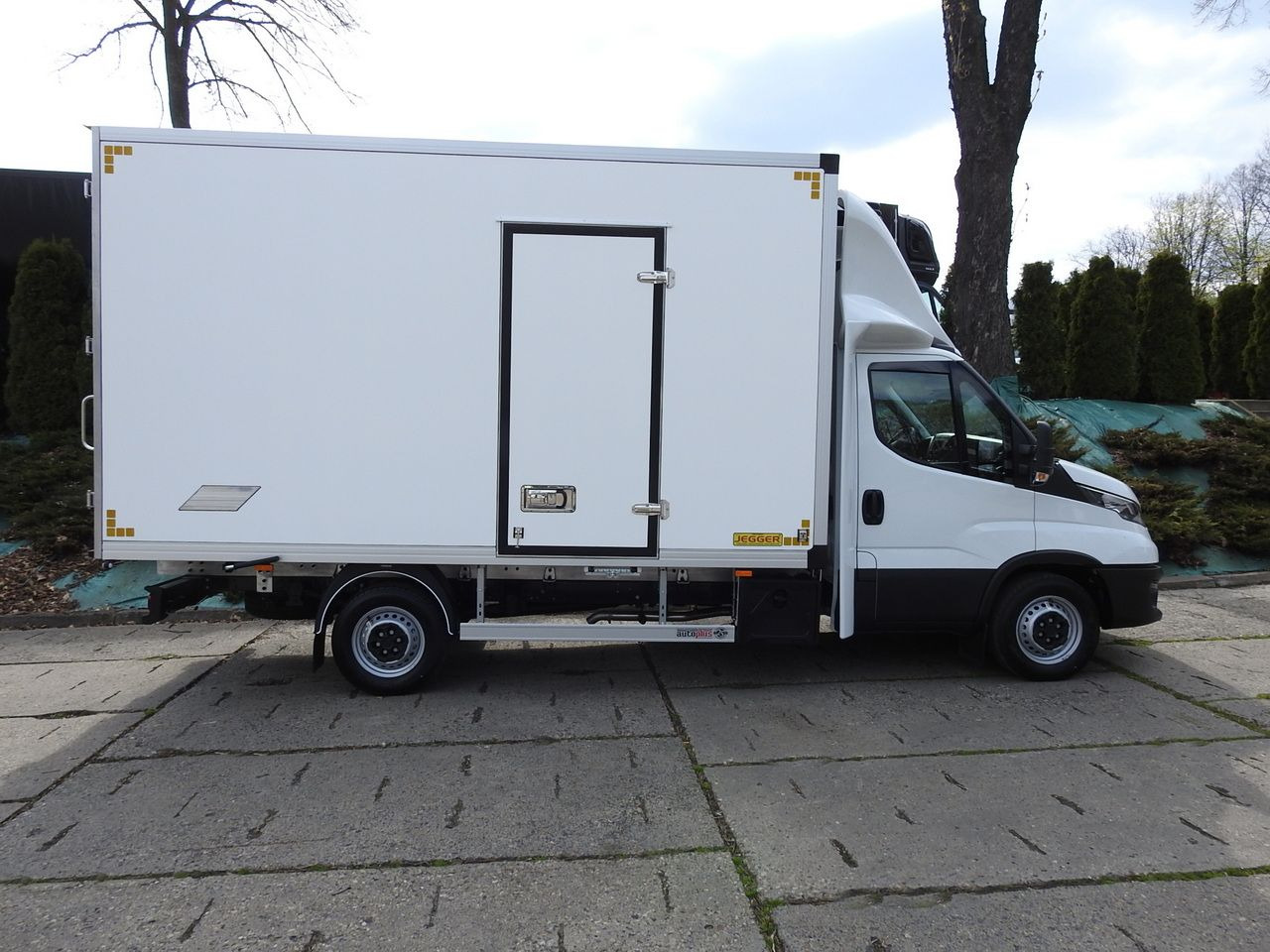Novu Dostavno vozilo hladnjača IVECO DAILY 35S16 NEW REGRIGERATOR BOX -10*C 8 PALLETS HEATING FUNCTION POWER SUPPLY 230V CRUISE CONTROL AIR CONDITIONING 160HP: slika 7