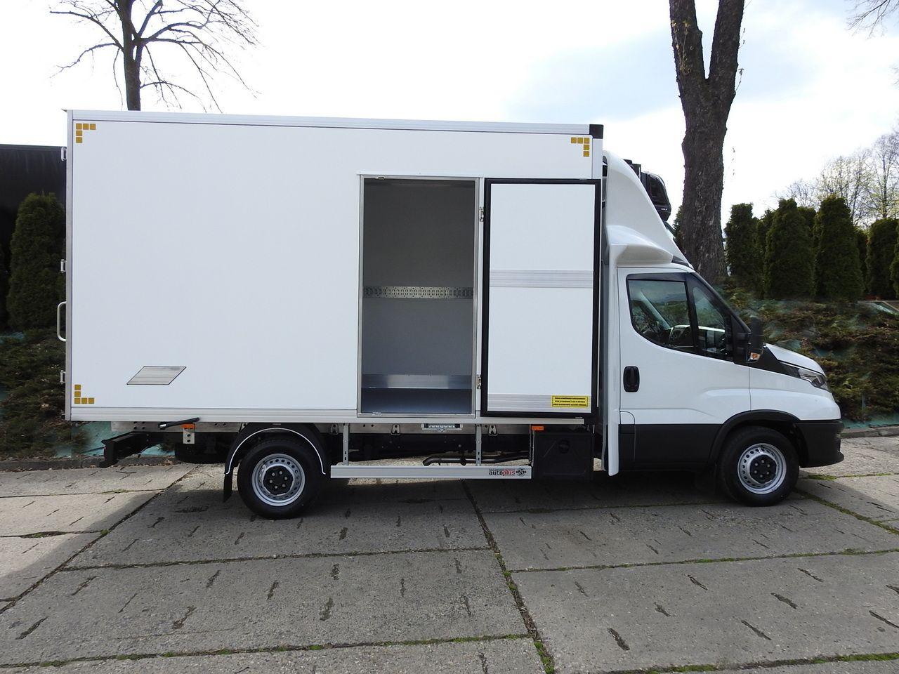 Novu Dostavno vozilo hladnjača IVECO DAILY 35S16 NEW REGRIGERATOR BOX -10*C 8 PALLETS HEATING FUNCTION POWER SUPPLY 230V CRUISE CONTROL AIR CONDITIONING 160HP: slika 8