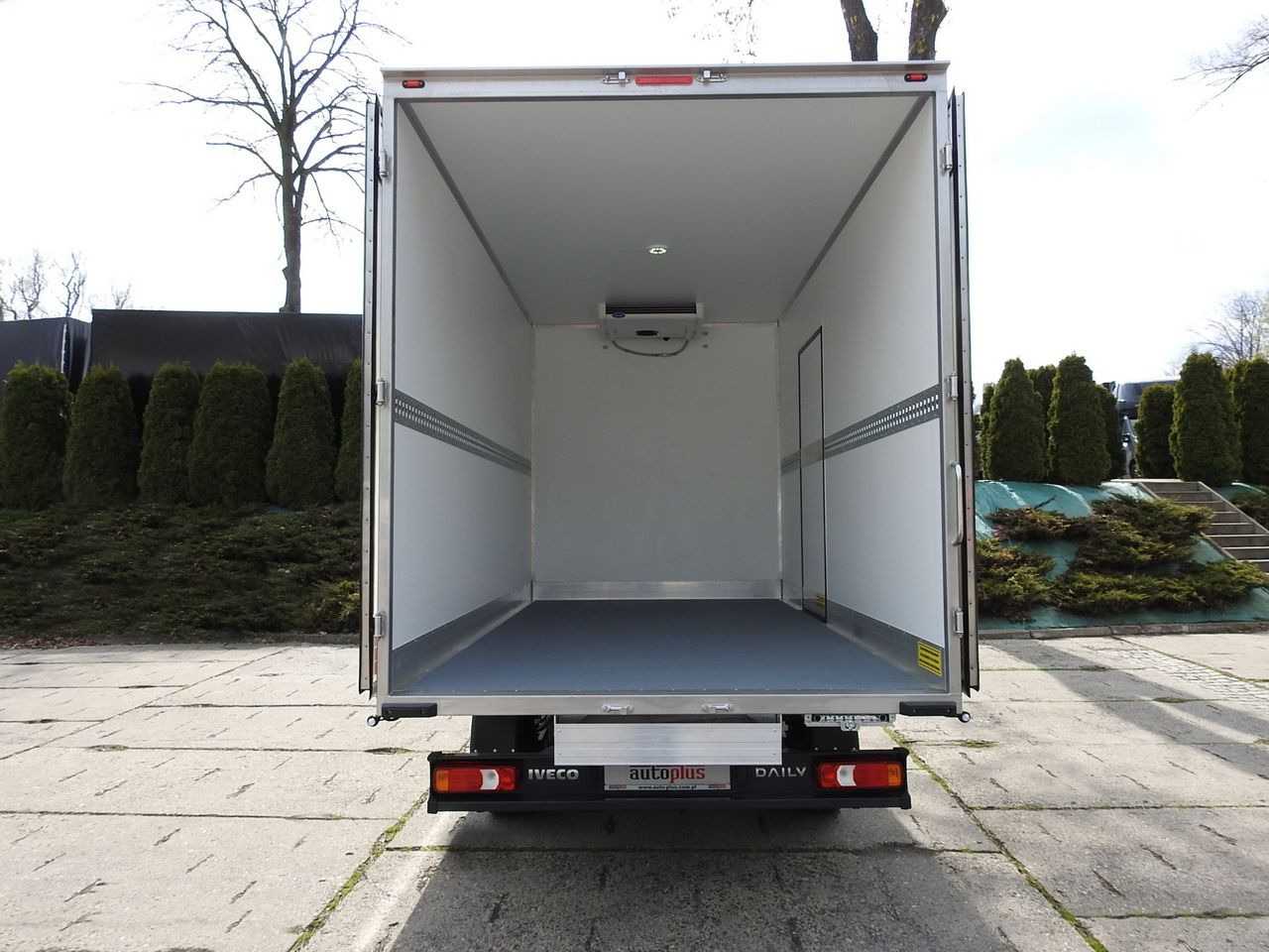 Novu Dostavno vozilo hladnjača IVECO DAILY 35S16 NEW REGRIGERATOR BOX -10*C 8 PALLETS HEATING FUNCTION POWER SUPPLY 230V CRUISE CONTROL AIR CONDITIONING 160HP: slika 12