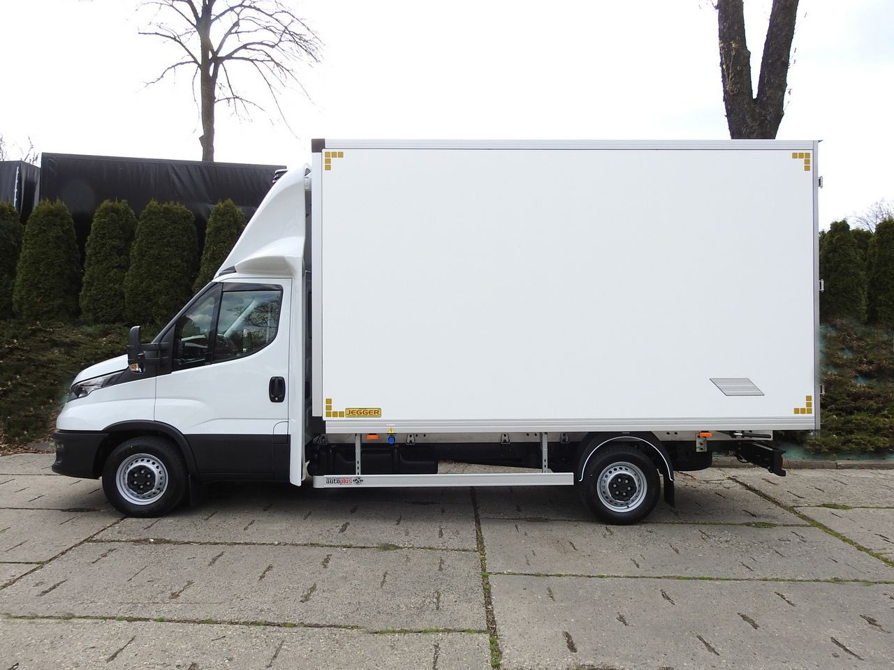 Novu Dostavno vozilo hladnjača IVECO DAILY 35S16 NEW REGRIGERATOR BOX -10*C 8 PALLETS HEATING FUNCTION POWER SUPPLY 230V CRUISE CONTROL AIR CONDITIONING 160HP: slika 9
