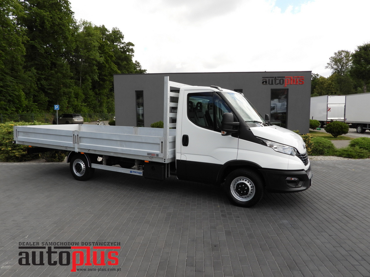 IVECO DAILY 35S16 STAKE BODY 10 PALLETS CRUISE CONTROL AIR CONDITIONING 160HP - Dostavno vozilo s ravnom platformom: slika 1 IVECO DAILY 35S16 STAKE BODY 10 PALLETS CRUISE CONTROL AIR CONDITIONING 160HP - Dostavno vozilo s ravnom platformom: slika 1
