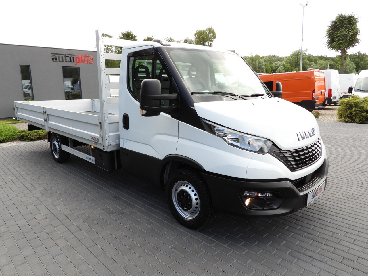IVECO DAILY 35S16 STAKE BODY 10 PALLETS CRUISE CONTROL AIR CONDITIONING 160HP - Dostavno vozilo s ravnom platformom: slika 4 IVECO DAILY 35S16 STAKE BODY 10 PALLETS CRUISE CONTROL AIR CONDITIONING 160HP - Dostavno vozilo s ravnom platformom: slika 4