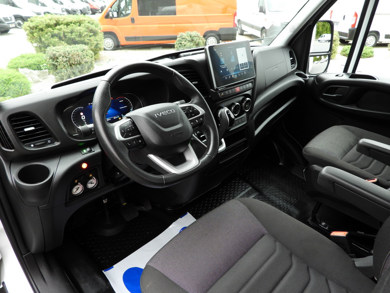 IVECO DAILY 35S18 BOX HI-MATIC LIFT 8 PALLETS CRUISE CONTROL NAVIGATION LED LIGHTS PNEUMATICS AUTOMATIC TRANSMISSION HI-MATIC AIR CONDITIONING 180HP - Dostavno vozilo sa zatvorenim sandukom: slika 2 IVECO DAILY 35S18 BOX HI-MATIC LIFT 8 PALLETS CRUISE CONTROL NAVIGATION LED LIGHTS PNEUMATICS AUTOMATIC TRANSMISSION HI-MATIC AIR CONDITIONING 180HP - Dostavno vozilo sa zatvorenim sandukom: slika 2