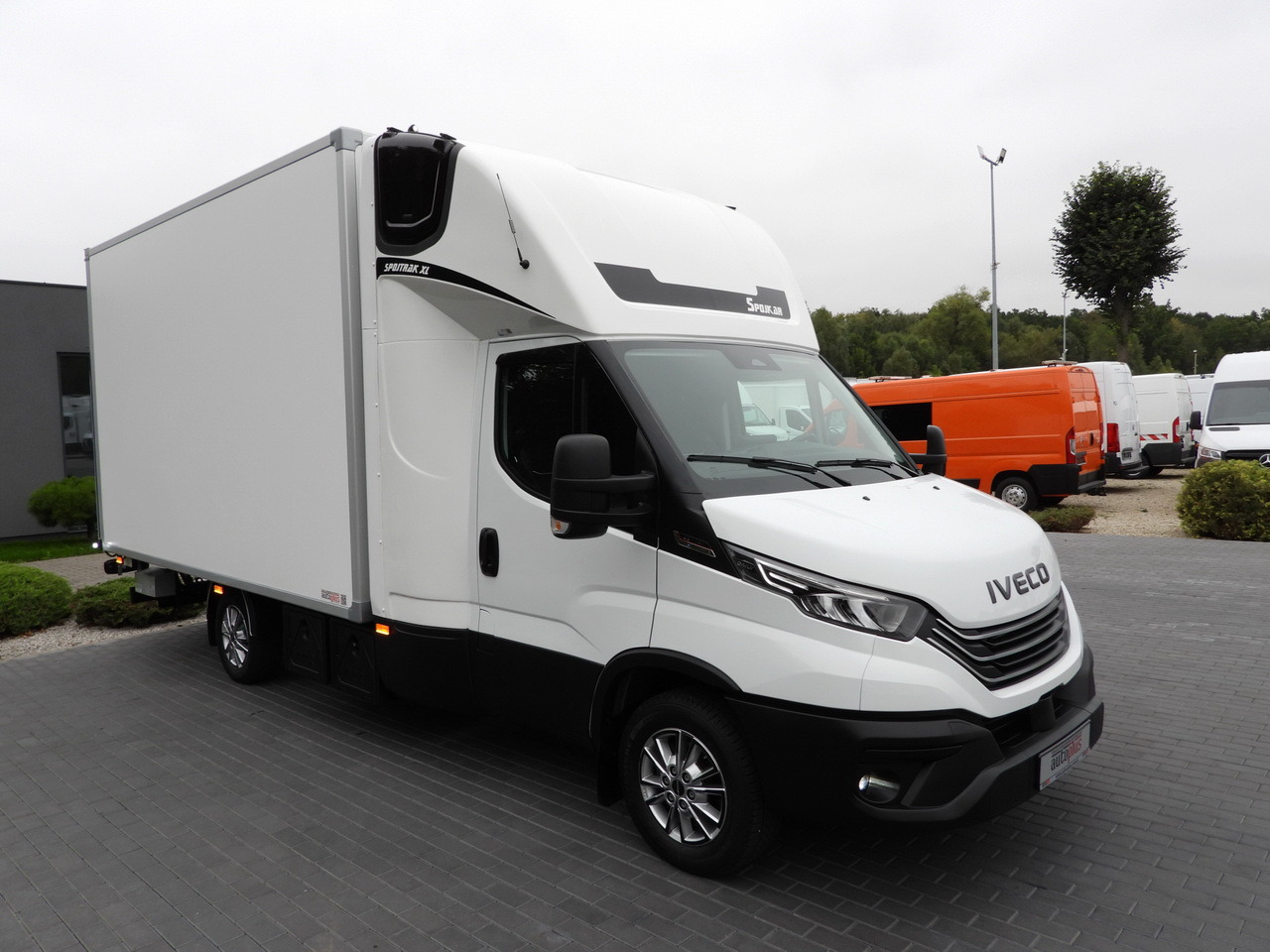 IVECO DAILY 35S18 BOX HI-MATIC LIFT 8 PALLETS CRUISE CONTROL NAVIGATION LED LIGHTS PNEUMATICS AUTOMATIC TRANSMISSION HI-MATIC AIR CONDITIONING 180HP - Dostavno vozilo sa zatvorenim sandukom: slika 4 IVECO DAILY 35S18 BOX HI-MATIC LIFT 8 PALLETS CRUISE CONTROL NAVIGATION LED LIGHTS PNEUMATICS AUTOMATIC TRANSMISSION HI-MATIC AIR CONDITIONING 180HP - Dostavno vozilo sa zatvorenim sandukom: slika 4