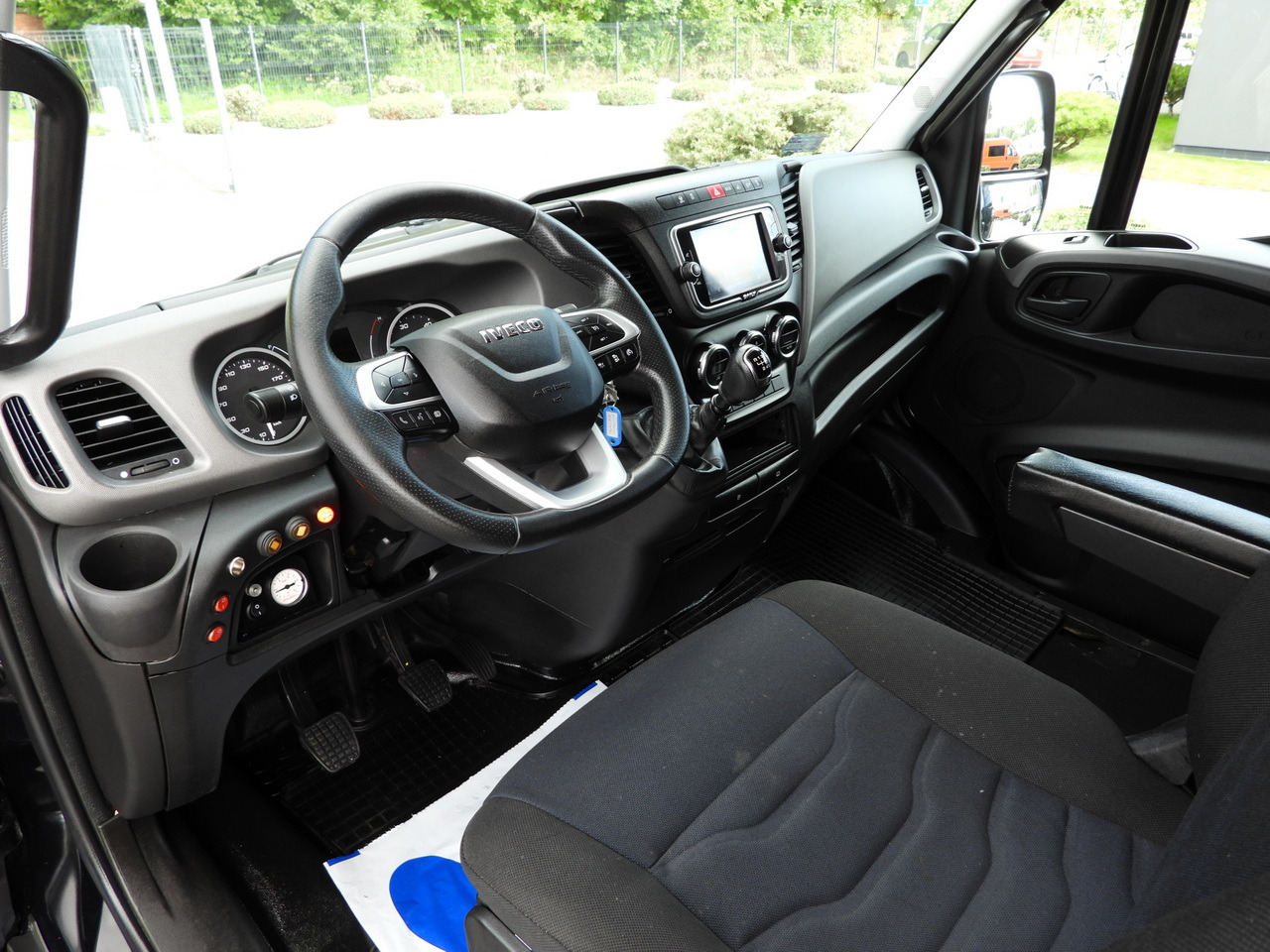 IVECO DAILY 35S18 BOX LIFT 8 PALLETS WEBASTO CRUISE CONTROL NAVIGATION LED LIGHTS PNEUMATICS AIR CONDITIONING 180HP - Dostavno vozilo sa zatvorenim sandukom: slika 2 IVECO DAILY 35S18 BOX LIFT 8 PALLETS WEBASTO CRUISE CONTROL NAVIGATION LED LIGHTS PNEUMATICS AIR CONDITIONING 180HP - Dostavno vozilo sa zatvorenim sandukom: slika 2