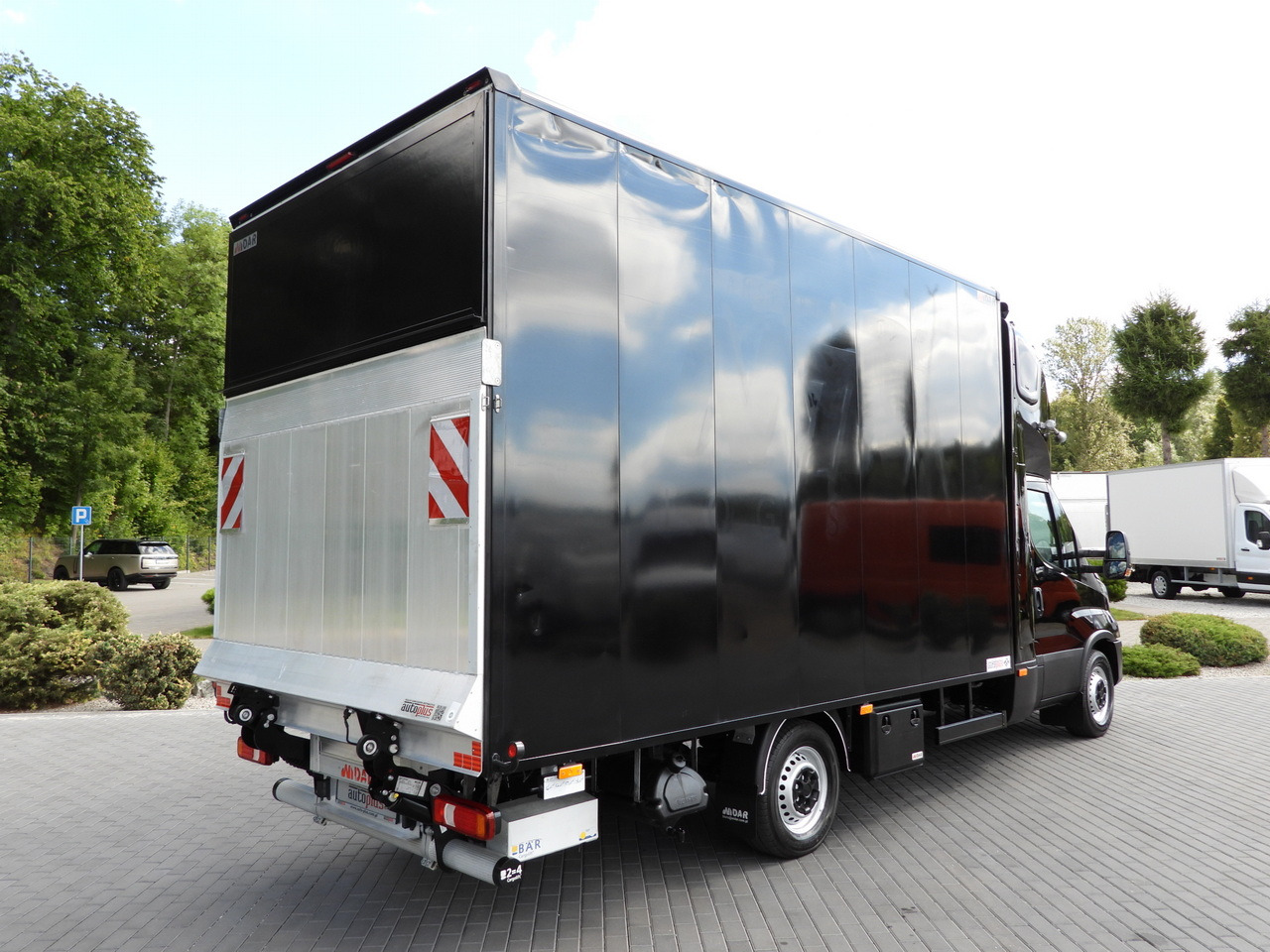 IVECO DAILY 35S18 BOX LIFT 8 PALLETS WEBASTO CRUISE CONTROL NAVIGATION LED LIGHTS PNEUMATICS AIR CONDITIONING 180HP - Dostavno vozilo sa zatvorenim sandukom: slika 3 IVECO DAILY 35S18 BOX LIFT 8 PALLETS WEBASTO CRUISE CONTROL NAVIGATION LED LIGHTS PNEUMATICS AIR CONDITIONING 180HP - Dostavno vozilo sa zatvorenim sandukom: slika 3