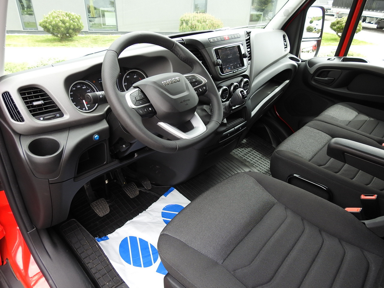 IVECO DAILY 35S18 NEW BOX 10 PALLETS CRUISE CONTROL NAVIGATION AIR CONDITIONING LED LIGHTS GUARANTEE 180HP - Dostavno vozilo sa zatvorenim sandukom: slika 2 IVECO DAILY 35S18 NEW BOX 10 PALLETS CRUISE CONTROL NAVIGATION AIR CONDITIONING LED LIGHTS GUARANTEE 180HP - Dostavno vozilo sa zatvorenim sandukom: slika 2