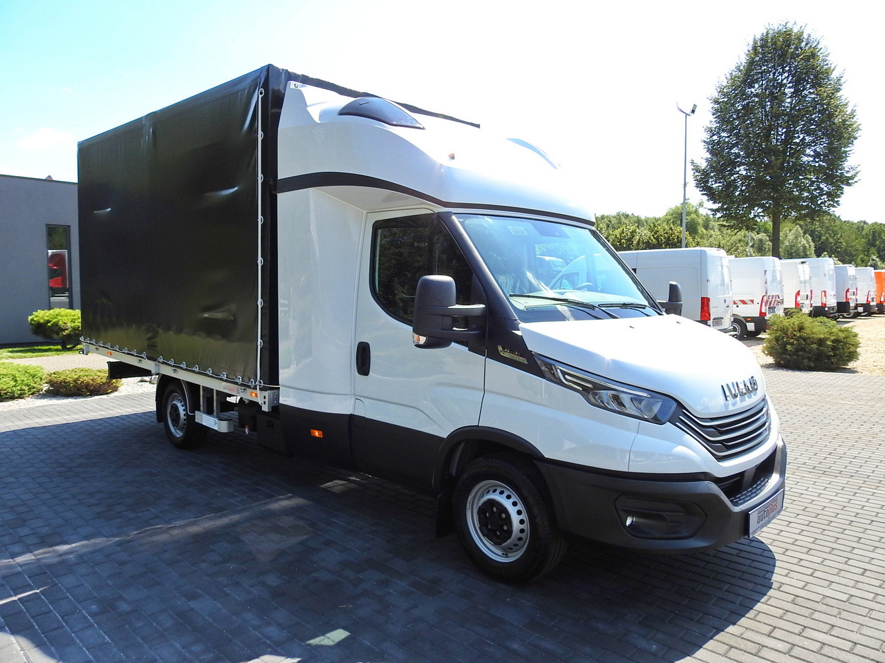 IVECO DAILY 35S18 NEW TARPAULIN 8 PALLETS CRUISE CONTROL NAVIGATION LED LIGHTS AUTOMATIC TRANSMISSION HI-MATIC MANUFACTURERS WARRANTY 180HP - Dostavno vozilo sa ceradom: slika 4 IVECO DAILY 35S18 NEW TARPAULIN 8 PALLETS CRUISE CONTROL NAVIGATION LED LIGHTS AUTOMATIC TRANSMISSION HI-MATIC MANUFACTURERS WARRANTY 180HP - Dostavno vozilo sa ceradom: slika 4