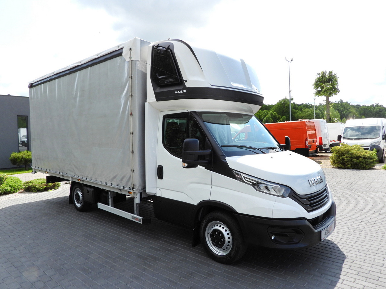 IVECO DAILY 35S18 TARPAULIN 10 PALLETS CRUISE CONTROL LED LIGHTS AIR CONDITIONING 180HP - Dostavno vozilo sa ceradom: slika 4 IVECO DAILY 35S18 TARPAULIN 10 PALLETS CRUISE CONTROL LED LIGHTS AIR CONDITIONING 180HP - Dostavno vozilo sa ceradom: slika 4