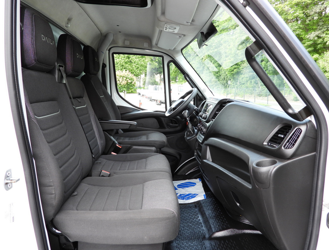 Lizing IVECO DAILY 35S18 TARPAULIN 10 PALLETS CRUISE CONTROL LED LIGHTS AIR CONDITIONING  180HP IVECO DAILY 35S18 TARPAULIN 10 PALLETS CRUISE CONTROL LED LIGHTS AIR CONDITIONING  180HP: slika 39