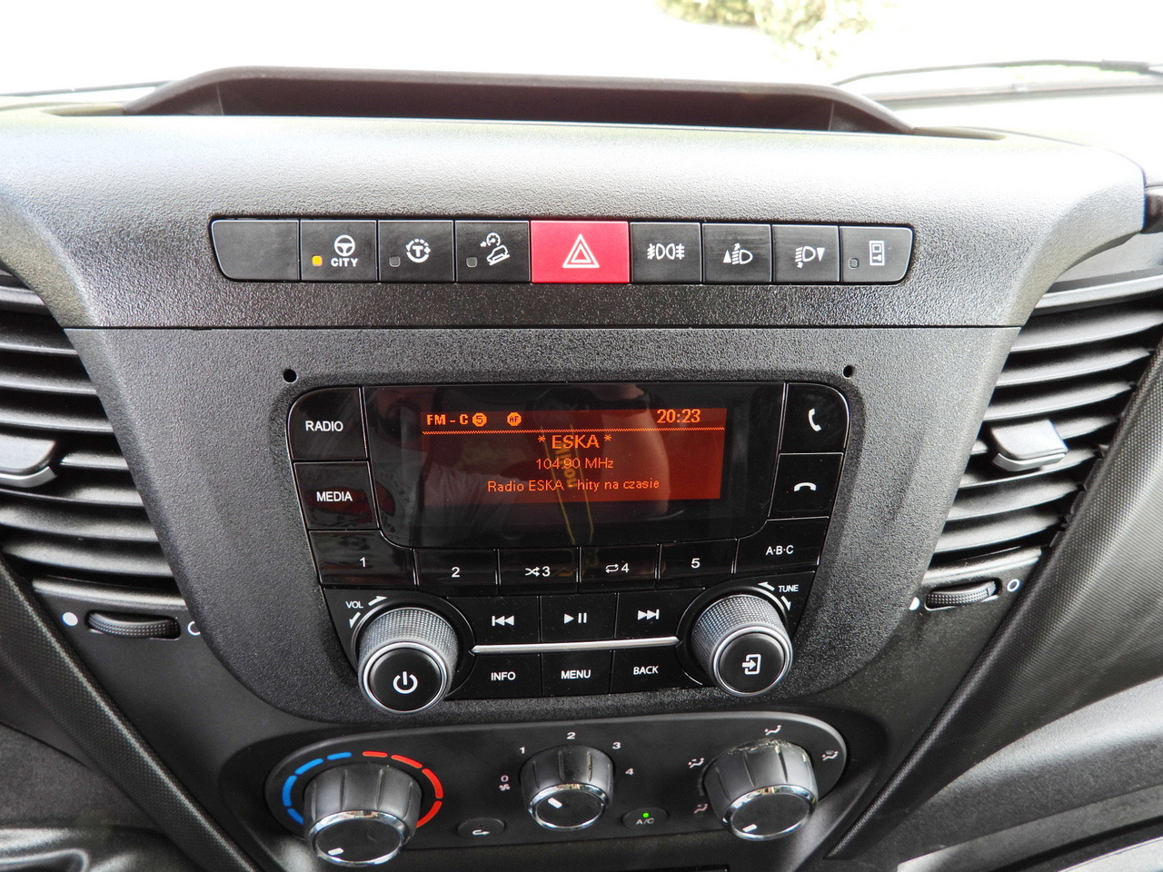 Lizing IVECO DAILY 35S18 TARPAULIN 10 PALLETS CRUISE CONTROL LED LIGHTS AIR CONDITIONING  180HP IVECO DAILY 35S18 TARPAULIN 10 PALLETS CRUISE CONTROL LED LIGHTS AIR CONDITIONING  180HP: slika 37