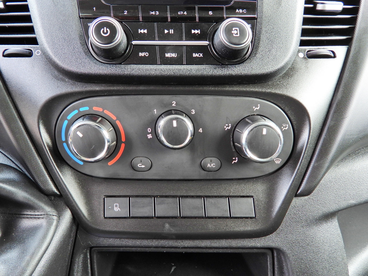 Lizing IVECO DAILY 35S18 TARPAULIN 10 PALLETS CRUISE CONTROL LED LIGHTS AIR CONDITIONING  180HP IVECO DAILY 35S18 TARPAULIN 10 PALLETS CRUISE CONTROL LED LIGHTS AIR CONDITIONING  180HP: slika 36