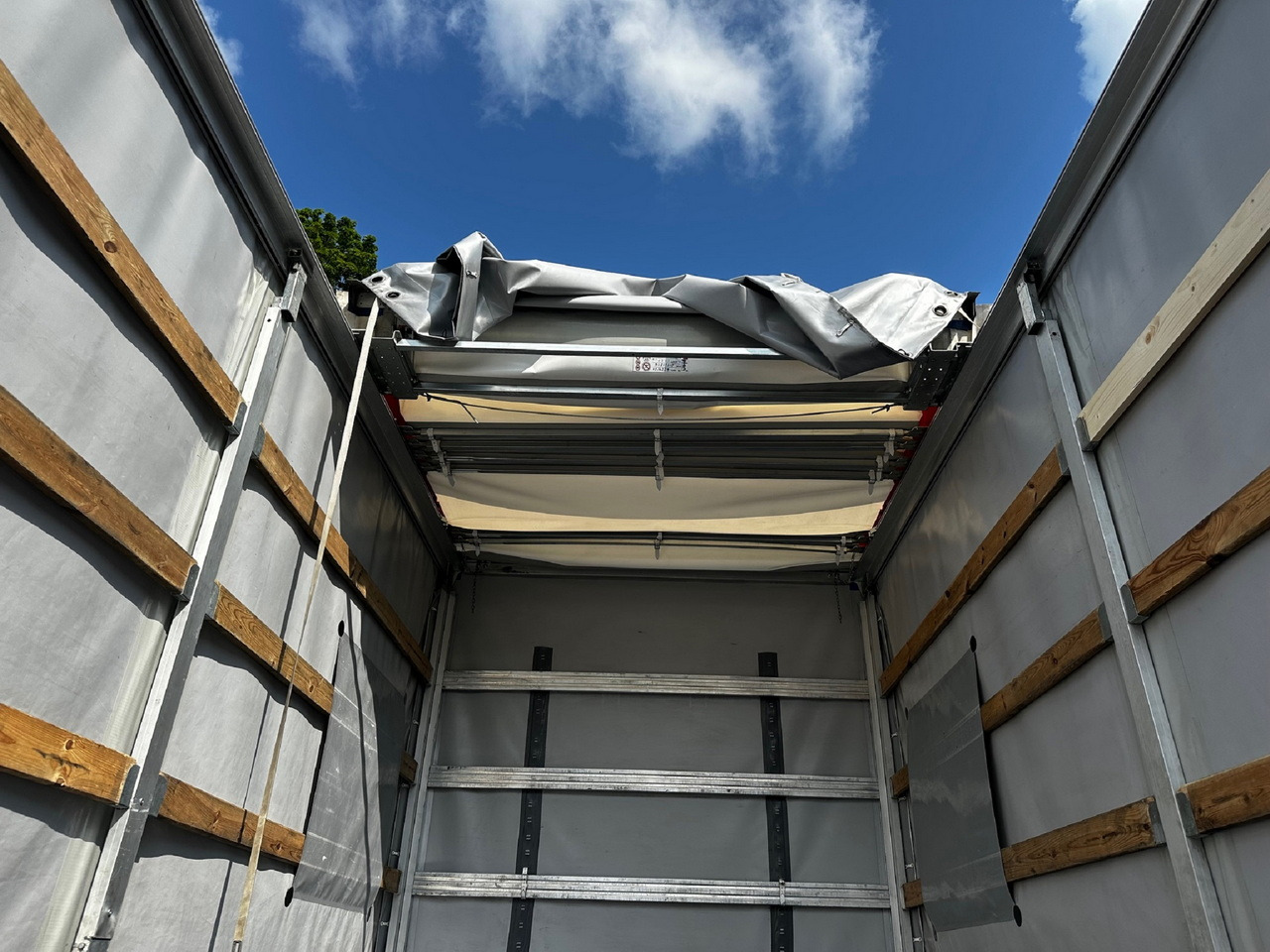 Lizing IVECO DAILY 35S18 TARPAULIN 10 PALLETS CRUISE CONTROL LED LIGHTS AIR CONDITIONING  180HP IVECO DAILY 35S18 TARPAULIN 10 PALLETS CRUISE CONTROL LED LIGHTS AIR CONDITIONING  180HP: slika 12