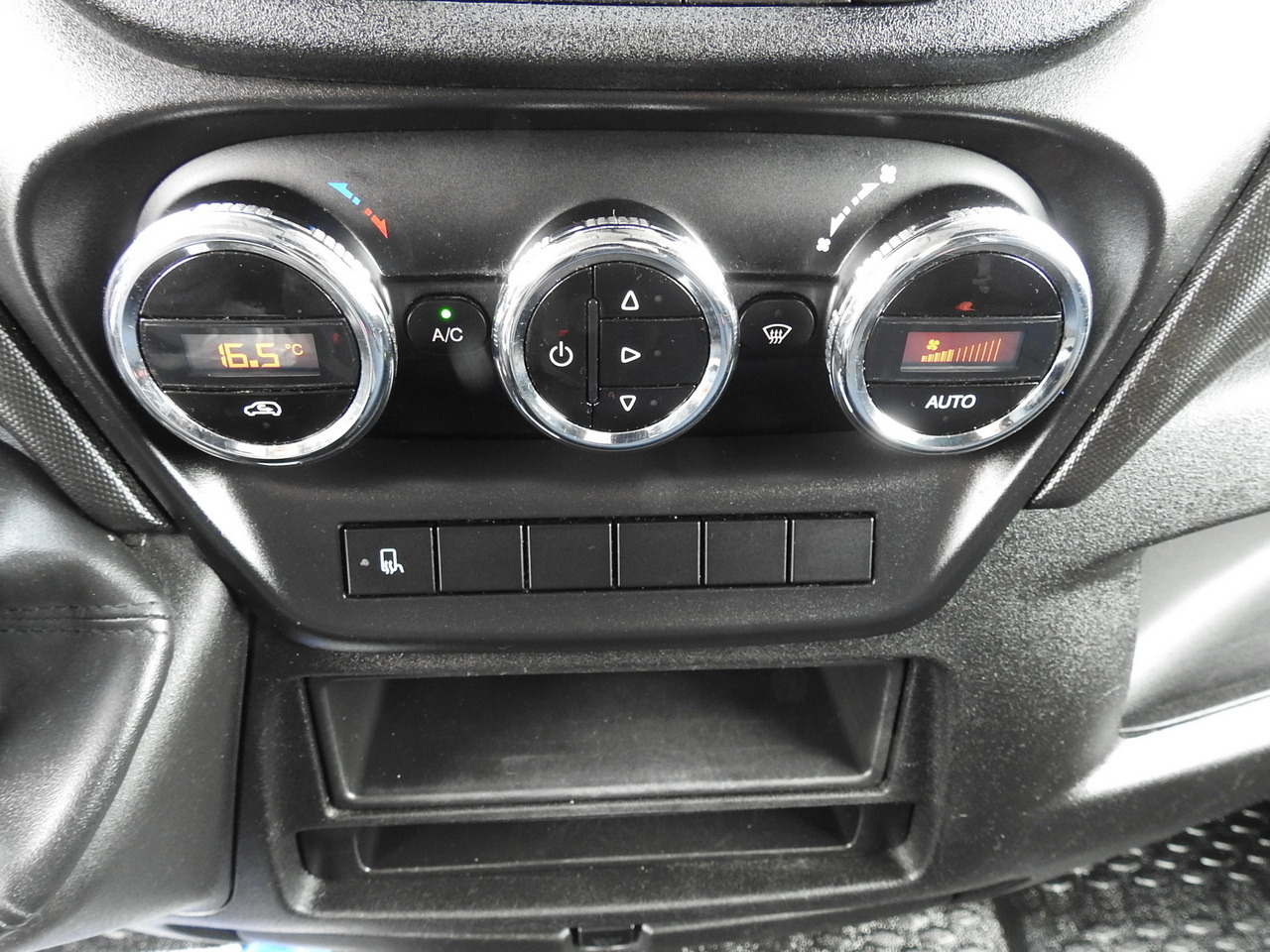 Dostavno vozilo sa ceradom IVECO DAILY  35S18 TARPAULIN 10 PALLETS WEBASTO CRUISE CONTROL AIR CONDITIONING  180HP: slika 39