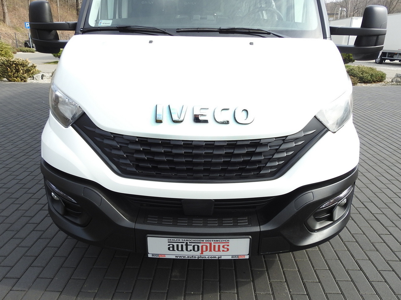 Lizing IVECO DAILY 35S18 TARPAULIN 10 PALLETS WEBASTO CRUISE CONTROL AIR CONDITIONING 180HP IVECO DAILY 35S18 TARPAULIN 10 PALLETS WEBASTO CRUISE CONTROL AIR CONDITIONING 180HP: slika 14 Lizing IVECO DAILY 35S18 TARPAULIN 10 PALLETS WEBASTO CRUISE CONTROL AIR CONDITIONING 180HP IVECO DAILY 35S18 TARPAULIN 10 PALLETS WEBASTO CRUISE CONTROL AIR CONDITIONING 180HP: slika 14