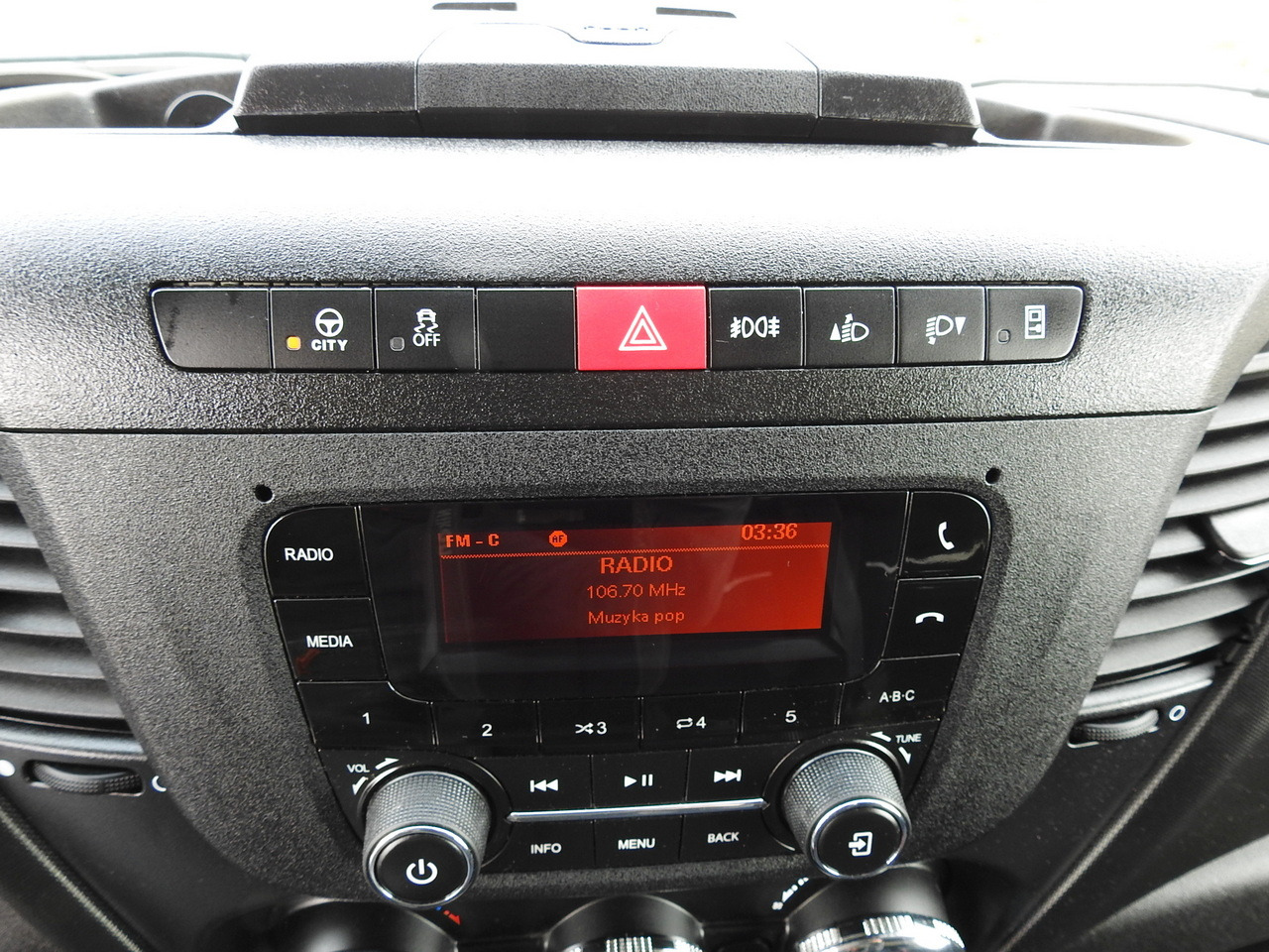 Dostavno vozilo sa ceradom IVECO DAILY  35S18 TARPAULIN 10 PALLETS WEBASTO CRUISE CONTROL AIR CONDITIONING  180HP: slika 38