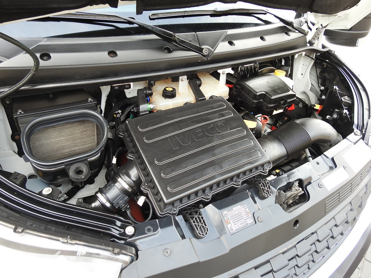 Lizing IVECO DAILY 35S18 TARPAULIN 10 PALLETS WEBASTO CRUISE CONTROL AIR CONDITIONING 180HP IVECO DAILY 35S18 TARPAULIN 10 PALLETS WEBASTO CRUISE CONTROL AIR CONDITIONING 180HP: slika 27 Lizing IVECO DAILY 35S18 TARPAULIN 10 PALLETS WEBASTO CRUISE CONTROL AIR CONDITIONING 180HP IVECO DAILY 35S18 TARPAULIN 10 PALLETS WEBASTO CRUISE CONTROL AIR CONDITIONING 180HP: slika 27