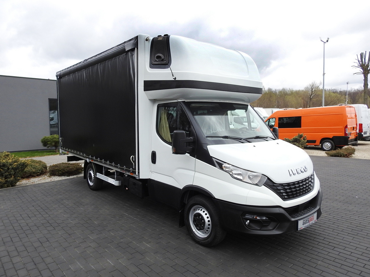 IVECO DAILY 35S18 TARPAULIN 10 PALLETS WEBASTO CRUISE CONTROL AIR CONDITIONING 180HP - Dostavno vozilo sa ceradom: slika 4 IVECO DAILY 35S18 TARPAULIN 10 PALLETS WEBASTO CRUISE CONTROL AIR CONDITIONING 180HP - Dostavno vozilo sa ceradom: slika 4