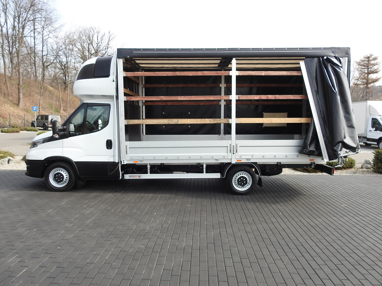Lizing IVECO DAILY 35S18 TARPAULIN 10 PALLETS WEBASTO CRUISE CONTROL AIR CONDITIONING 180HP IVECO DAILY 35S18 TARPAULIN 10 PALLETS WEBASTO CRUISE CONTROL AIR CONDITIONING 180HP: slika 8 Lizing IVECO DAILY 35S18 TARPAULIN 10 PALLETS WEBASTO CRUISE CONTROL AIR CONDITIONING 180HP IVECO DAILY 35S18 TARPAULIN 10 PALLETS WEBASTO CRUISE CONTROL AIR CONDITIONING 180HP: slika 8