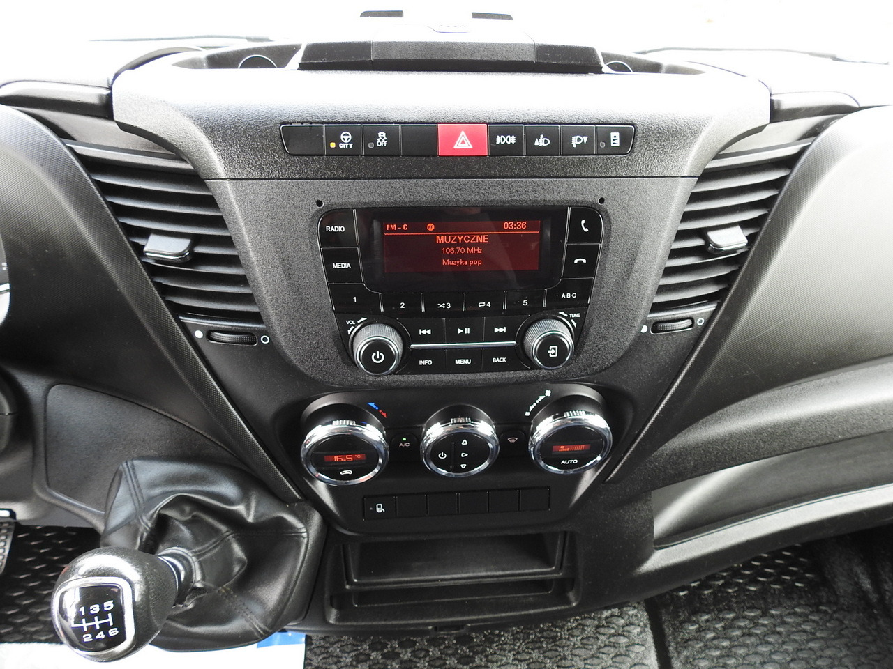 Lizing IVECO DAILY 35S18 TARPAULIN 10 PALLETS WEBASTO CRUISE CONTROL AIR CONDITIONING 180HP IVECO DAILY 35S18 TARPAULIN 10 PALLETS WEBASTO CRUISE CONTROL AIR CONDITIONING 180HP: slika 37 Lizing IVECO DAILY 35S18 TARPAULIN 10 PALLETS WEBASTO CRUISE CONTROL AIR CONDITIONING 180HP IVECO DAILY 35S18 TARPAULIN 10 PALLETS WEBASTO CRUISE CONTROL AIR CONDITIONING 180HP: slika 37