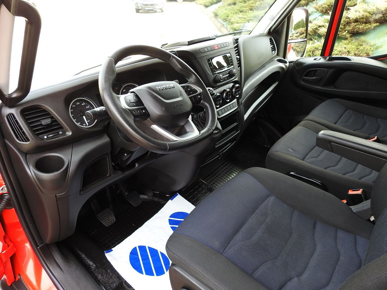 IVECO DAILY 35S18 TARPAULIN 10 PALLETS WEBASTO CRUISE CONTROL LED LIGHTS AIR CONDITIONING 180HP - Dostavno vozilo sa ceradom: slika 2 IVECO DAILY 35S18 TARPAULIN 10 PALLETS WEBASTO CRUISE CONTROL LED LIGHTS AIR CONDITIONING 180HP - Dostavno vozilo sa ceradom: slika 2