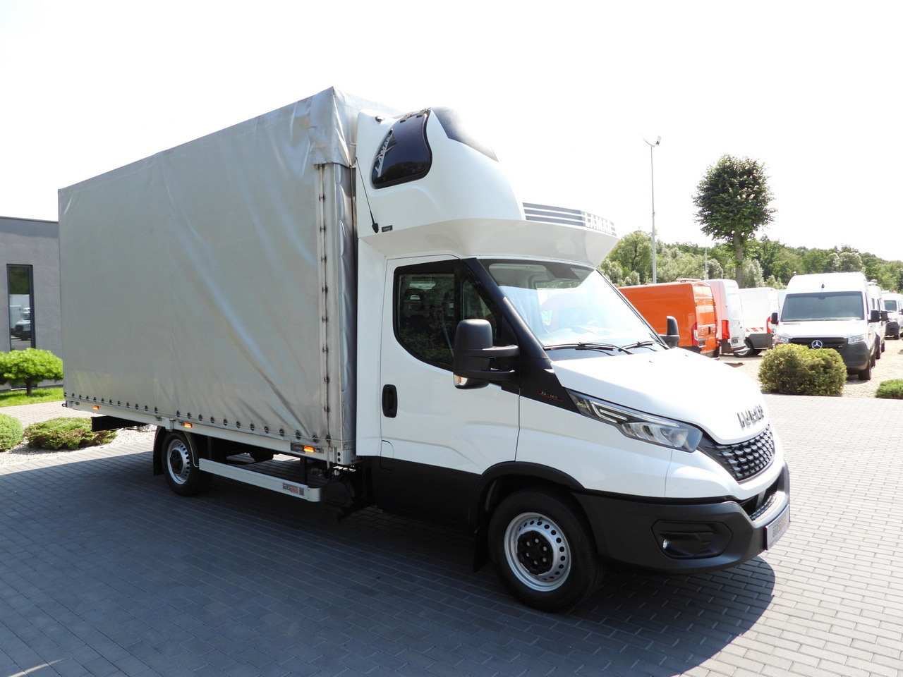 IVECO DAILY 35S18 TARPAULIN 10 PALLETS WEBASTO CRUISE CONTROL LED LIGHTS PNEUMATICS AIR CONDITIONING 180HP - Dostavno vozilo sa ceradom: slika 4 IVECO DAILY 35S18 TARPAULIN 10 PALLETS WEBASTO CRUISE CONTROL LED LIGHTS PNEUMATICS AIR CONDITIONING 180HP - Dostavno vozilo sa ceradom: slika 4