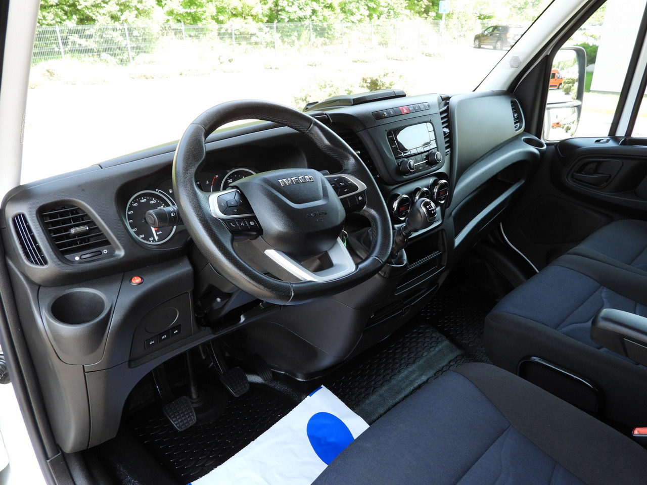 IVECO DAILY 35S18 TARPAULIN 10 PALLETS WEBASTO CRUISE CONTROL LED LIGHTS PNEUMATICS AIR CONDITIONING 180HP - Dostavno vozilo sa ceradom: slika 2 IVECO DAILY 35S18 TARPAULIN 10 PALLETS WEBASTO CRUISE CONTROL LED LIGHTS PNEUMATICS AIR CONDITIONING 180HP - Dostavno vozilo sa ceradom: slika 2