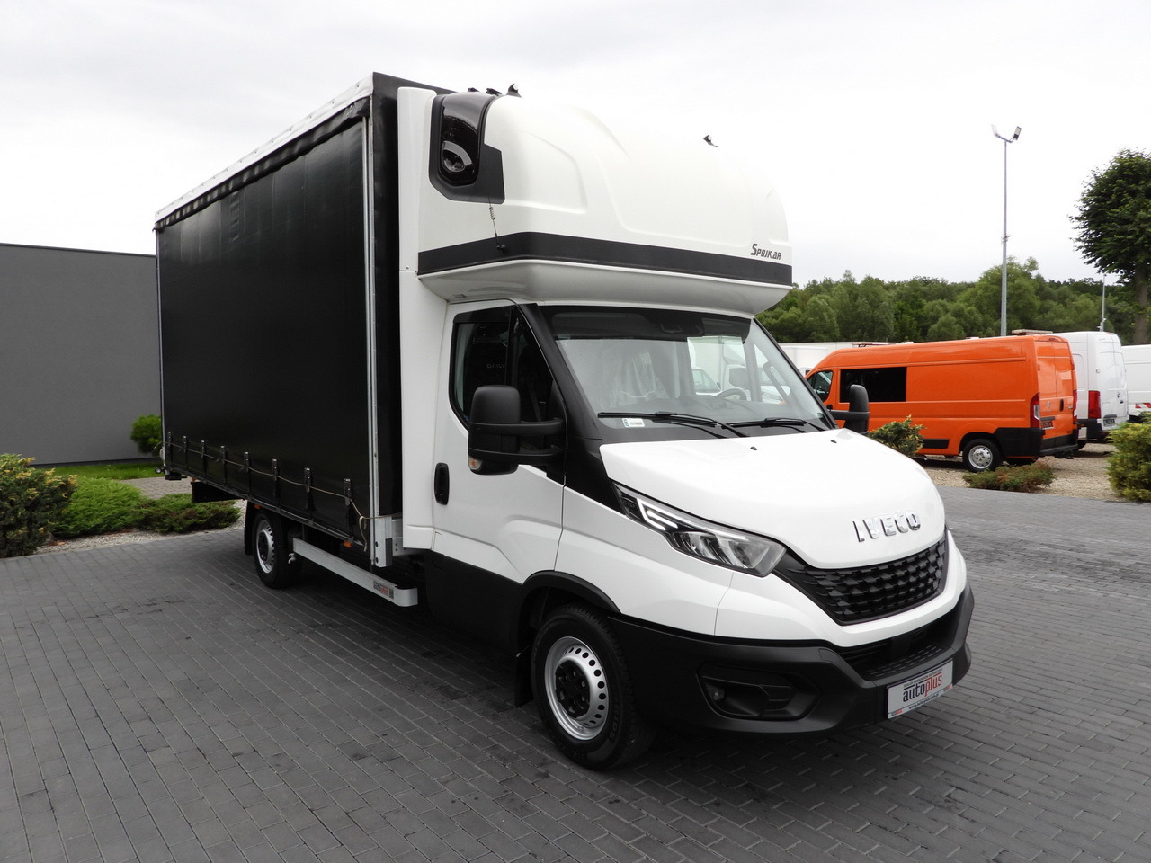 IVECO DAILY 35S18 TARPAULIN 10 PALLETS WEBASTO CRUISE CONTROL NAVIGATION LED LIGHTS AIR CONDITIONING 180HP - Dostavno vozilo sa ceradom: slika 4 IVECO DAILY 35S18 TARPAULIN 10 PALLETS WEBASTO CRUISE CONTROL NAVIGATION LED LIGHTS AIR CONDITIONING 180HP - Dostavno vozilo sa ceradom: slika 4
