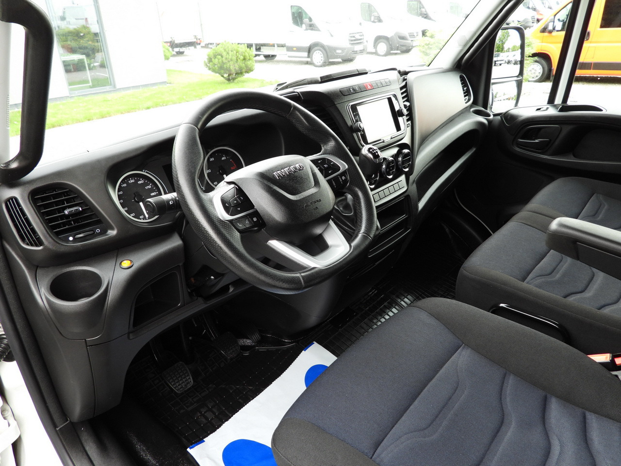 IVECO DAILY 35S18 TARPAULIN 10 PALLETS WEBASTO CRUISE CONTROL NAVIGATION LED LIGHTS AIR CONDITIONING 180HP - Dostavno vozilo sa ceradom: slika 2 IVECO DAILY 35S18 TARPAULIN 10 PALLETS WEBASTO CRUISE CONTROL NAVIGATION LED LIGHTS AIR CONDITIONING 180HP - Dostavno vozilo sa ceradom: slika 2