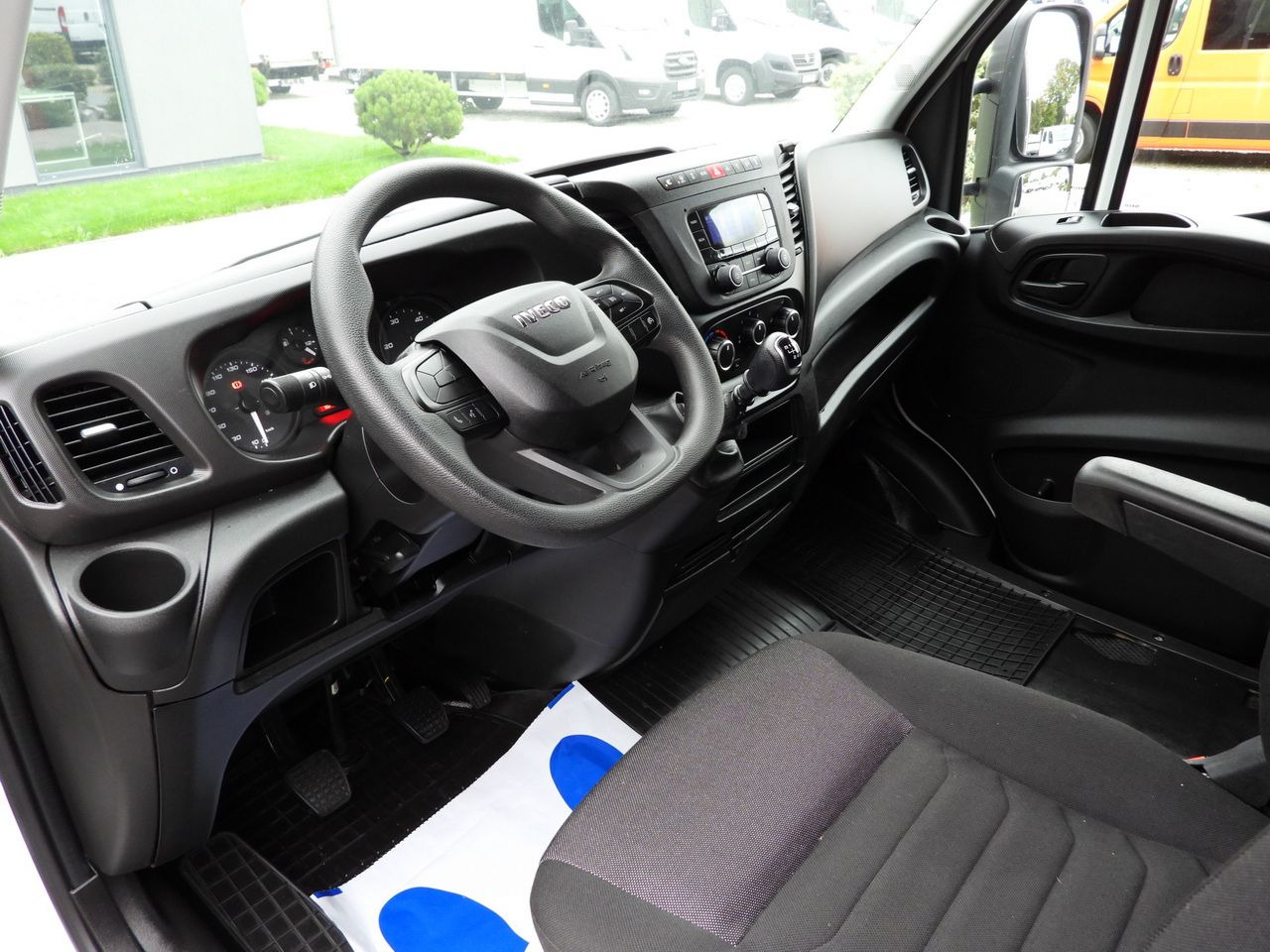 IVECO DAILY 35S18 TARPAULIN 10 PALLETS WEBASTO CRUISE CONTROL PNEUMATICS AIR CONDITIONING 180HP - Dostavno vozilo sa ceradom: slika 2 IVECO DAILY 35S18 TARPAULIN 10 PALLETS WEBASTO CRUISE CONTROL PNEUMATICS AIR CONDITIONING 180HP - Dostavno vozilo sa ceradom: slika 2