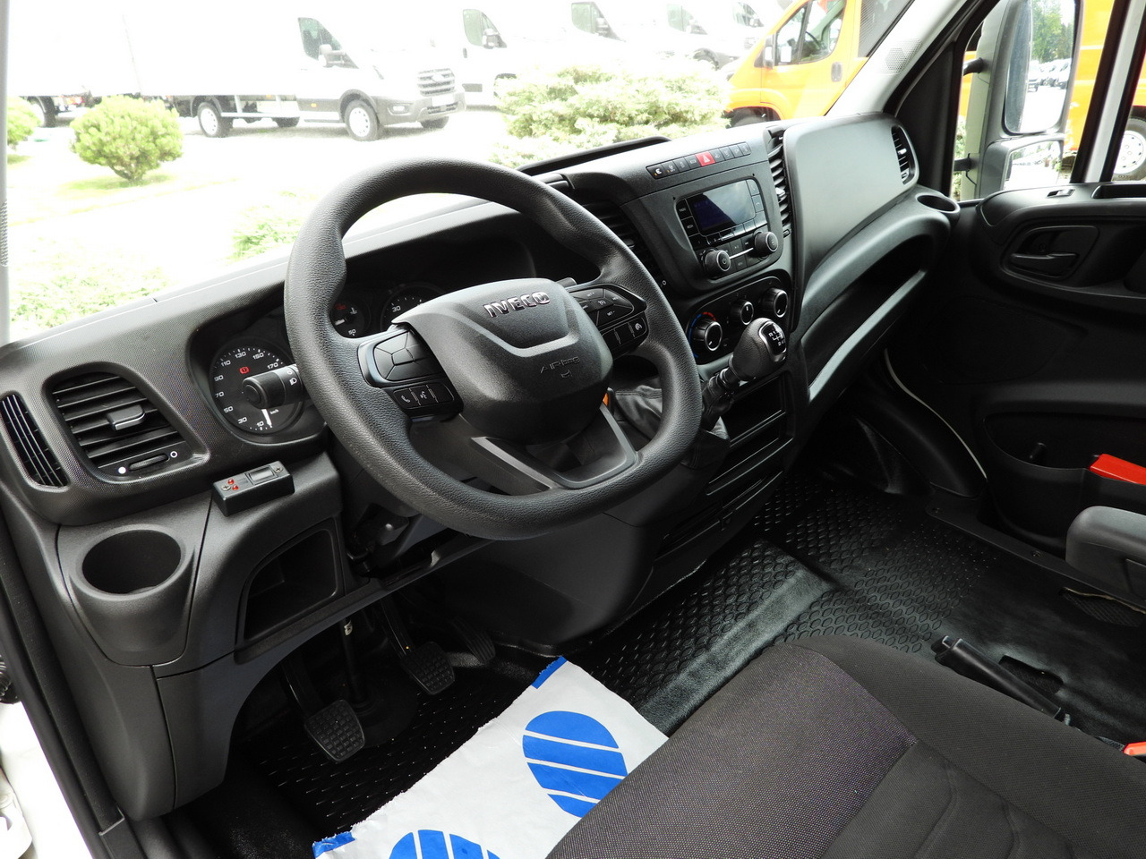 IVECO DAILY 35S18 TARPAULIN LIFT 10 PALLETS WEBASTO CRUISE CONTROL PNEUMATICS AIR CONDITIONING 180HP - Dostavno vozilo sa ceradom: slika 2 IVECO DAILY 35S18 TARPAULIN LIFT 10 PALLETS WEBASTO CRUISE CONTROL PNEUMATICS AIR CONDITIONING 180HP - Dostavno vozilo sa ceradom: slika 2