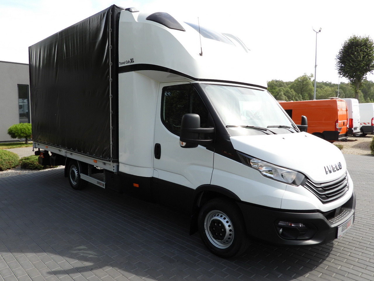 IVECO DAILY 35S18 TARPAULIN LIFT 8 PALLETS CRUISE CONTROL AIR CONDITIONING 180HP - Dostavno vozilo sa ceradom: slika 4 IVECO DAILY 35S18 TARPAULIN LIFT 8 PALLETS CRUISE CONTROL AIR CONDITIONING 180HP - Dostavno vozilo sa ceradom: slika 4