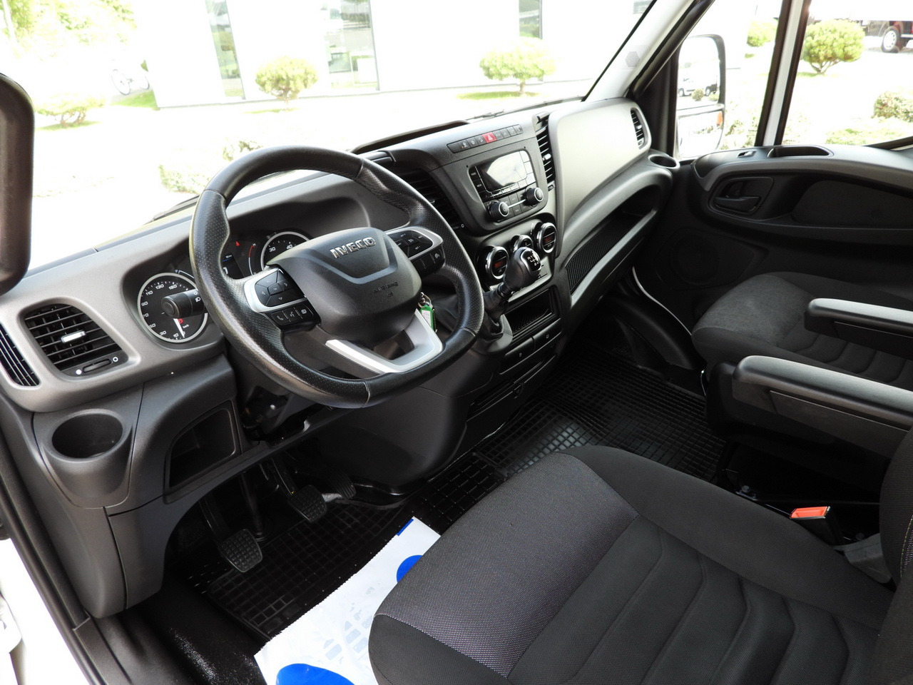 IVECO DAILY 35S18 TARPAULIN LIFT 8 PALLETS CRUISE CONTROL AIR CONDITIONING 180HP - Dostavno vozilo sa ceradom: slika 2 IVECO DAILY 35S18 TARPAULIN LIFT 8 PALLETS CRUISE CONTROL AIR CONDITIONING 180HP - Dostavno vozilo sa ceradom: slika 2