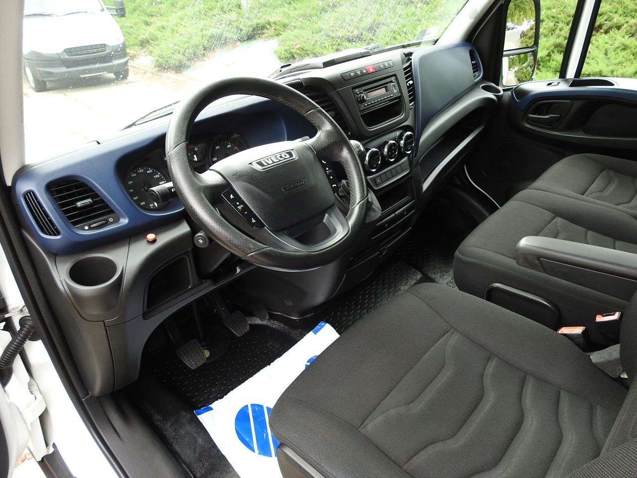 IVECO DAILY 35S18 TARPAULIN LIFT 8 PALLETS CRUISE CONTROL AIR CONDITIONING 180HP - Dostavno vozilo sa ceradom: slika 2 IVECO DAILY 35S18 TARPAULIN LIFT 8 PALLETS CRUISE CONTROL AIR CONDITIONING 180HP - Dostavno vozilo sa ceradom: slika 2