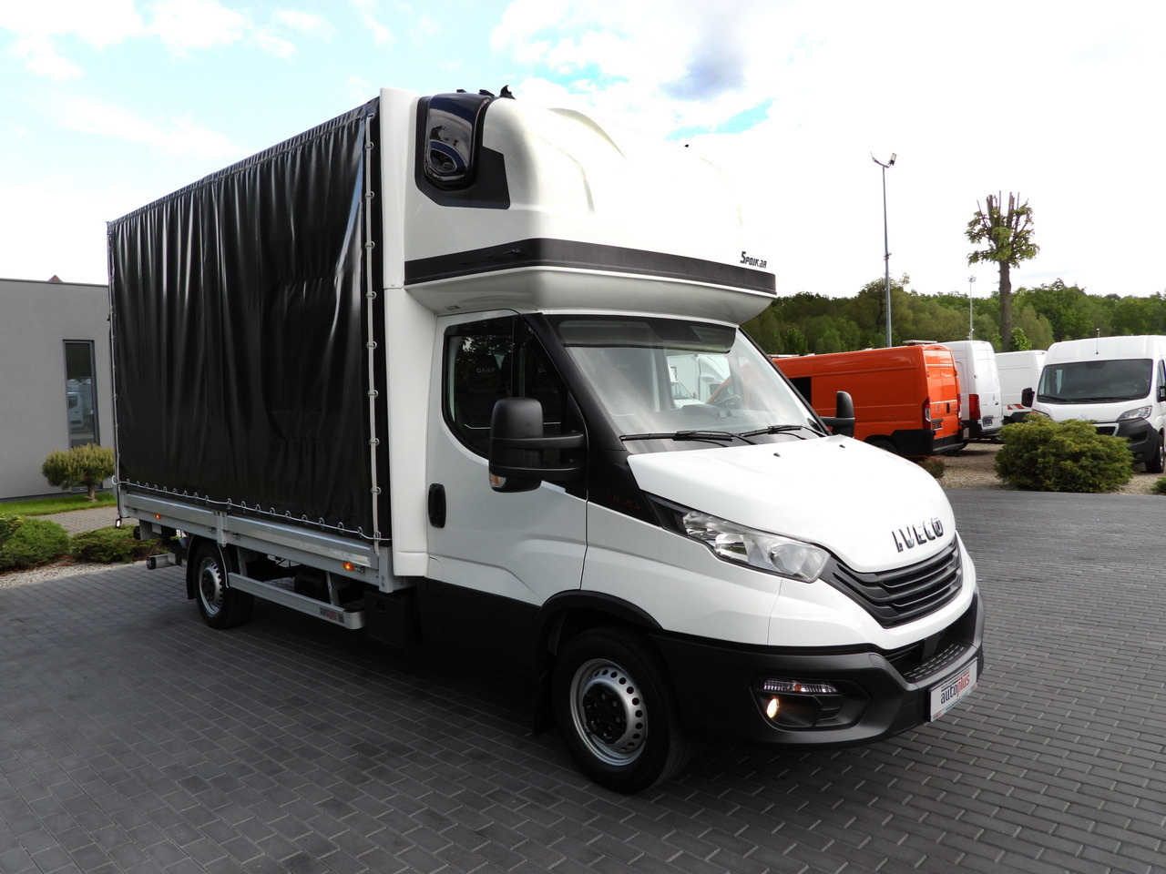 IVECO DAILY 35S18 TARPAULIN LIFT 8 PALLETS WEBASTO CRUISE CONTROL AIR CONDITIONING 180HP - Dostavno vozilo sa ceradom: slika 4 IVECO DAILY 35S18 TARPAULIN LIFT 8 PALLETS WEBASTO CRUISE CONTROL AIR CONDITIONING 180HP - Dostavno vozilo sa ceradom: slika 4
