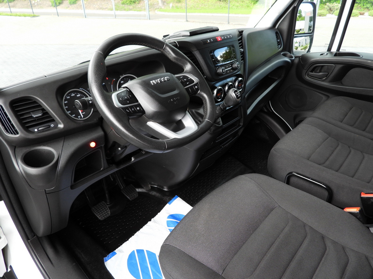 IVECO DAILY 35S18 TARPAULIN LIFT 8 PALLETS WEBASTO CRUISE CONTROL AIR CONDITIONING 180HP - Dostavno vozilo sa ceradom: slika 2 IVECO DAILY 35S18 TARPAULIN LIFT 8 PALLETS WEBASTO CRUISE CONTROL AIR CONDITIONING 180HP - Dostavno vozilo sa ceradom: slika 2