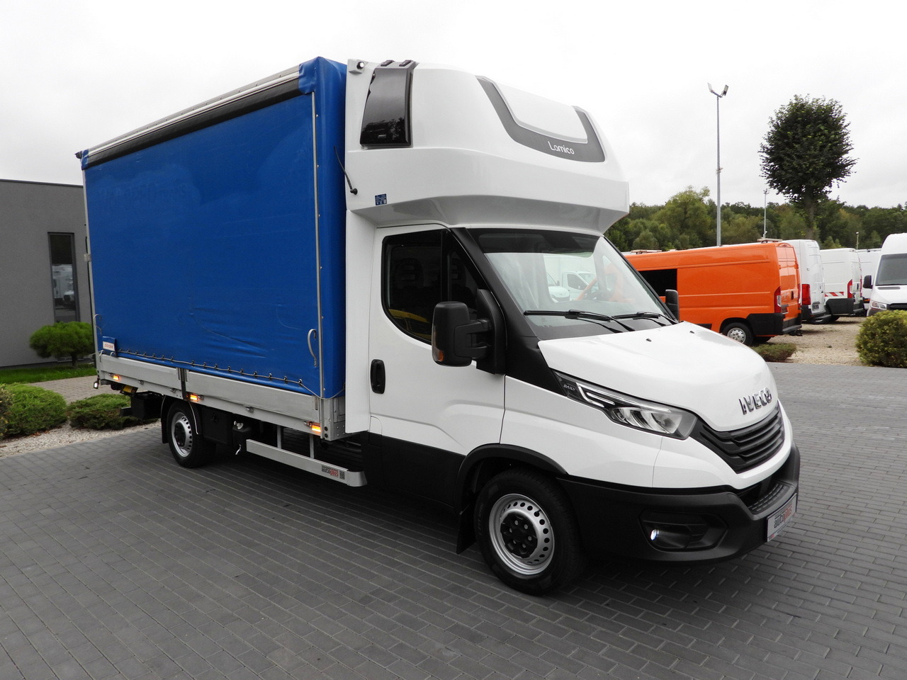 IVECO DAILY 35S18 TARPAULIN LIFT 8 PALLETS WEBASTO CRUISE CONTROL LED LIGHTS AIR CONDITIONING 180HP - Dostavno vozilo sa ceradom: slika 4 IVECO DAILY 35S18 TARPAULIN LIFT 8 PALLETS WEBASTO CRUISE CONTROL LED LIGHTS AIR CONDITIONING 180HP - Dostavno vozilo sa ceradom: slika 4