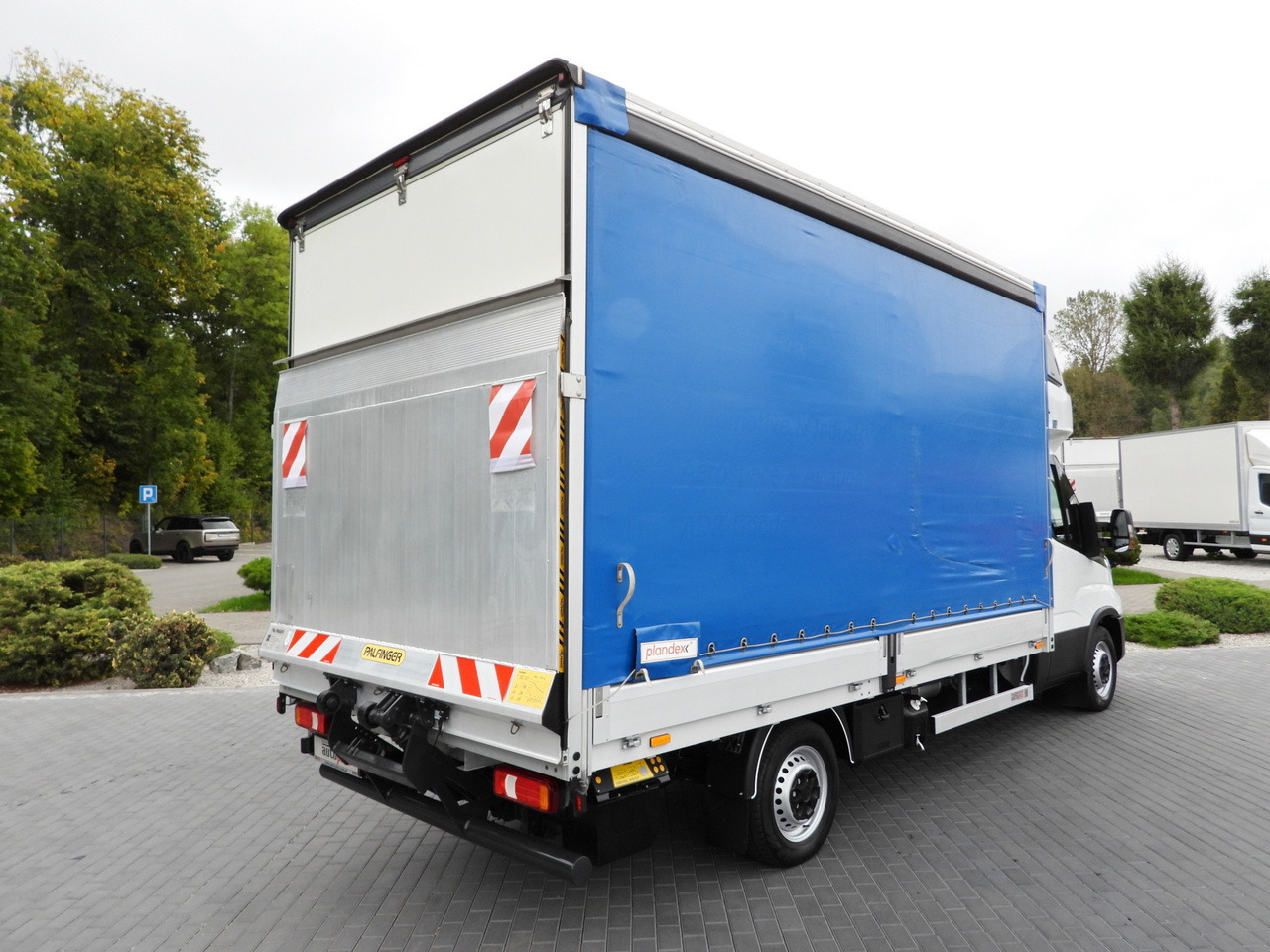 IVECO DAILY 35S18 TARPAULIN LIFT 8 PALLETS WEBASTO CRUISE CONTROL LED LIGHTS AIR CONDITIONING 180HP - Dostavno vozilo sa ceradom: slika 3 IVECO DAILY 35S18 TARPAULIN LIFT 8 PALLETS WEBASTO CRUISE CONTROL LED LIGHTS AIR CONDITIONING 180HP - Dostavno vozilo sa ceradom: slika 3