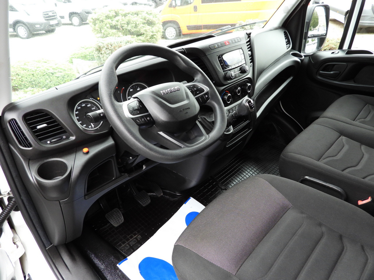 IVECO DAILY 35S18 TARPAULIN LIFT 8 PALLETS WEBASTO CRUISE CONTROL LED LIGHTS AIR CONDITIONING 180HP - Dostavno vozilo sa ceradom: slika 2 IVECO DAILY 35S18 TARPAULIN LIFT 8 PALLETS WEBASTO CRUISE CONTROL LED LIGHTS AIR CONDITIONING 180HP - Dostavno vozilo sa ceradom: slika 2